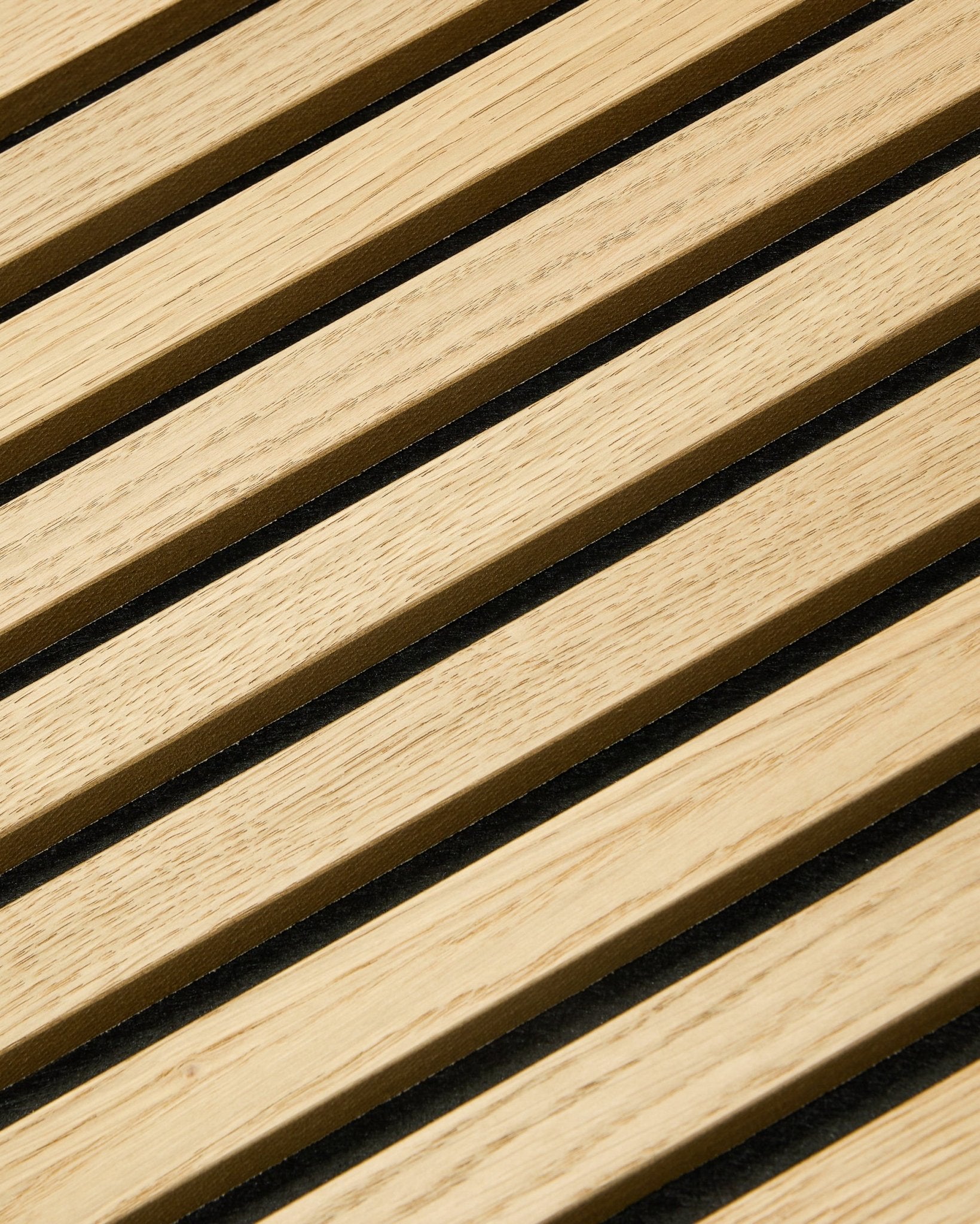 Nahaufnahme der Classic Oak Lamellen mit black Filzrückseite