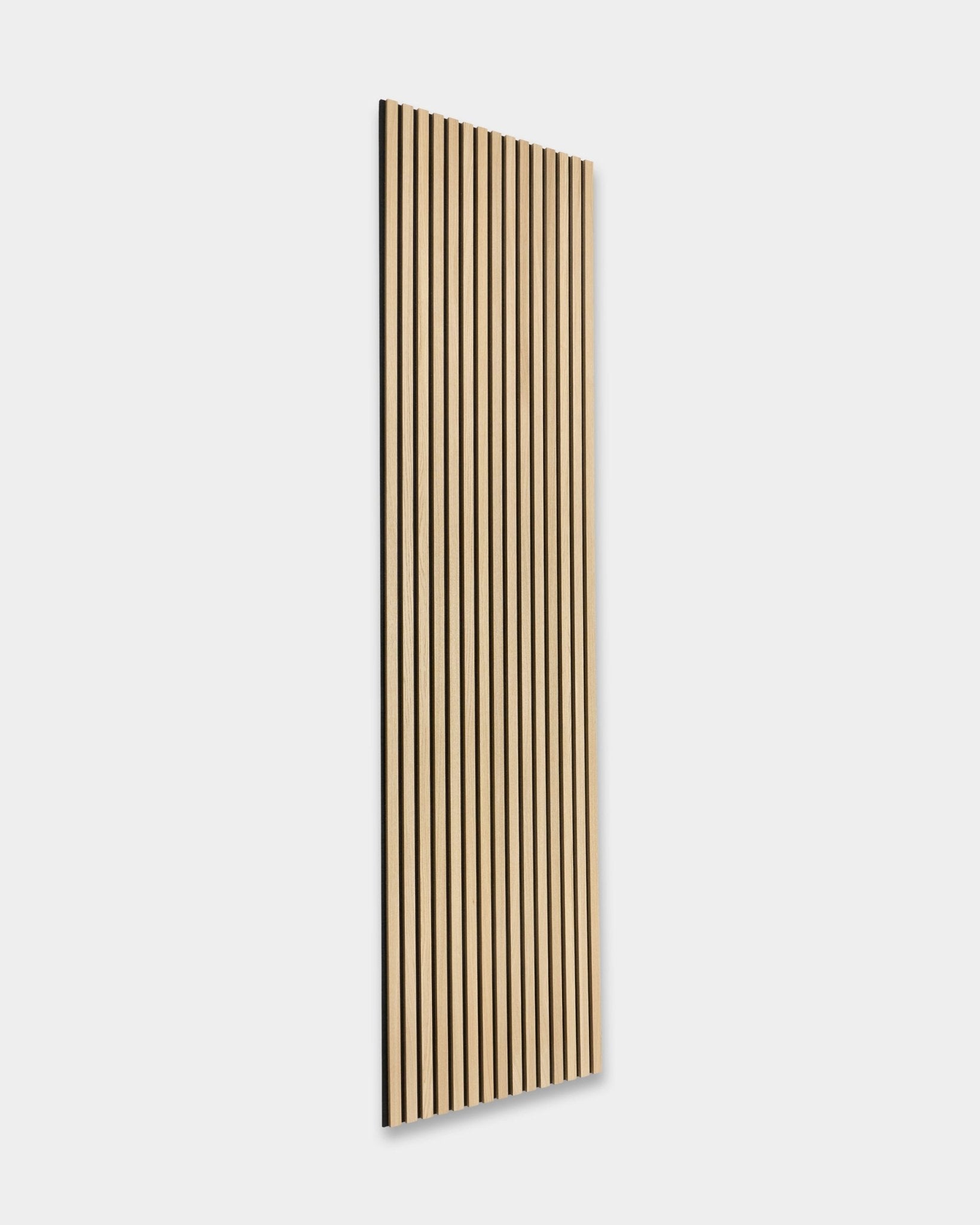 WoodUpp Original Akupanel Akustikpaneel in Classic Oak mit black Filzrückseite, 300 x 60 cm, mit gleichmäßig angeordneten vertical Lamellen in nordischem Design.
