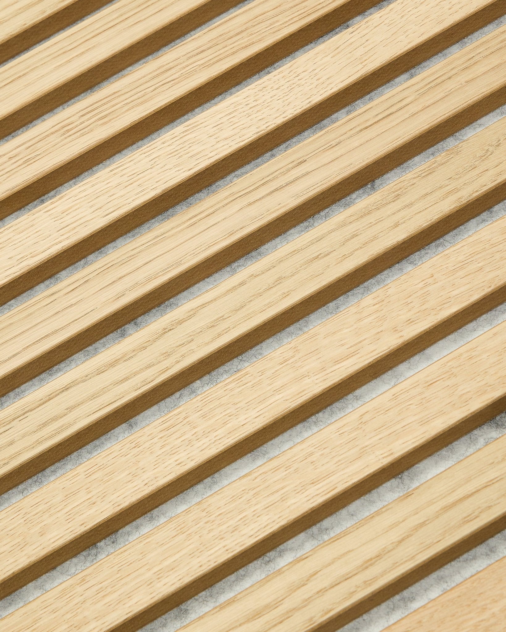 WoodUpp Original Akupanel in Classic Oak und Grey Filz, 240 x 60 cm, hat vertical Holzlamellen für ein modernes, geometrisches skandinavisches Akustikpaneel Design.