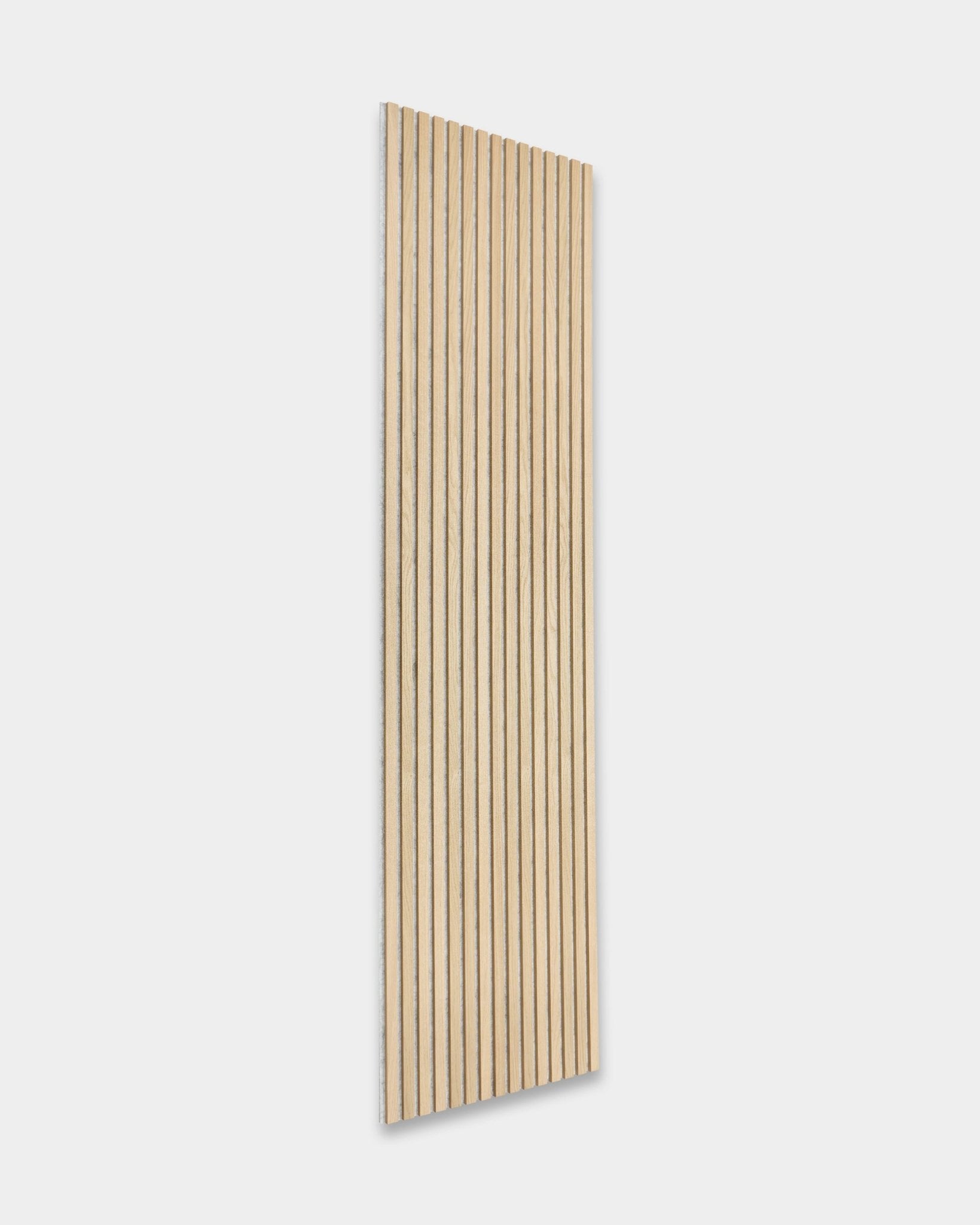 WoodUpp Akupanel Akustikpaneel in Classic Oak mit Grey Filzrückseite, 240 x 60 cm, hat vertical Holzlamellen für ein minimalistisches skandinavisches Design.