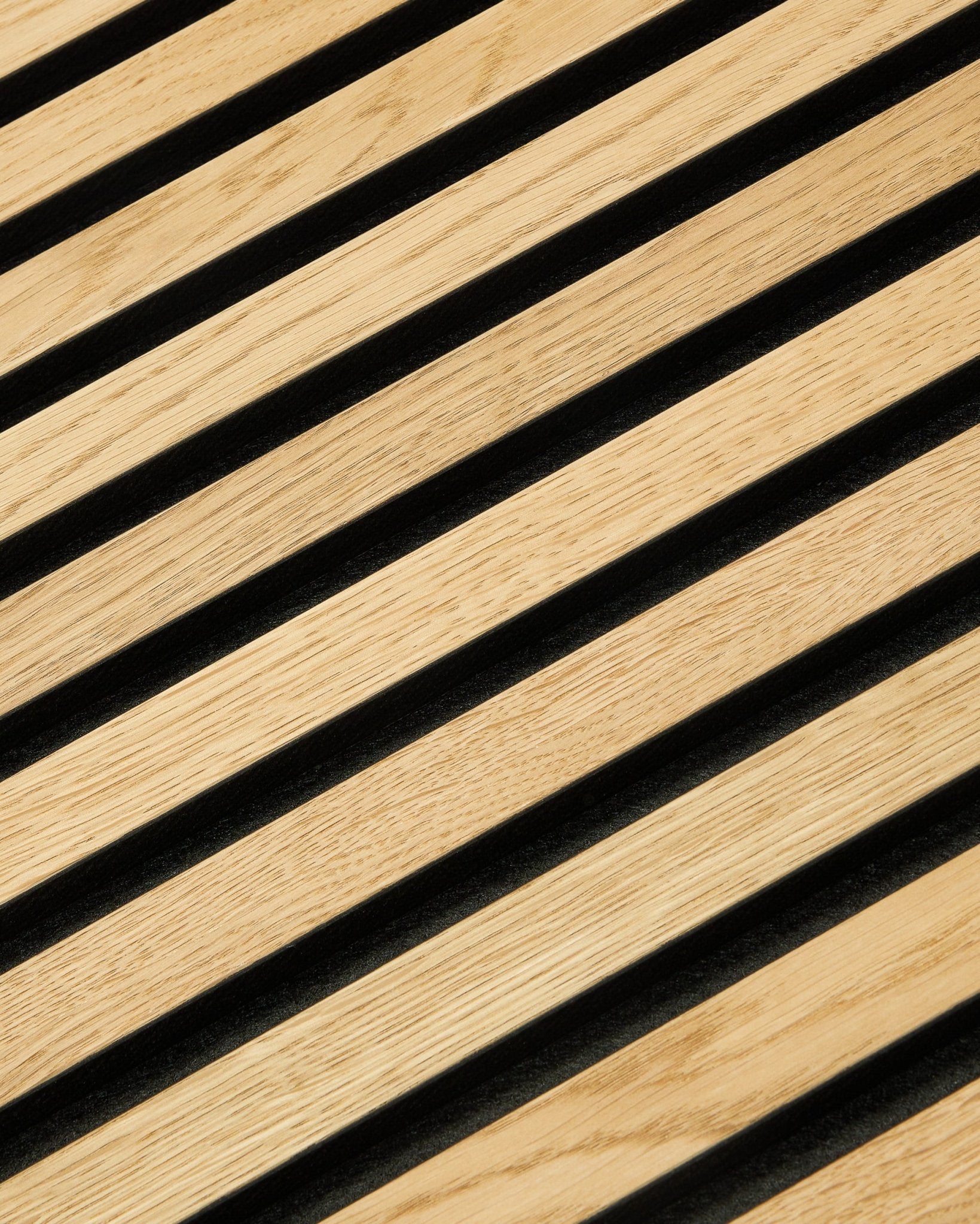 Nahaufnahme der Rustic Natural Oak Lamellen mit Filzrückseite in black