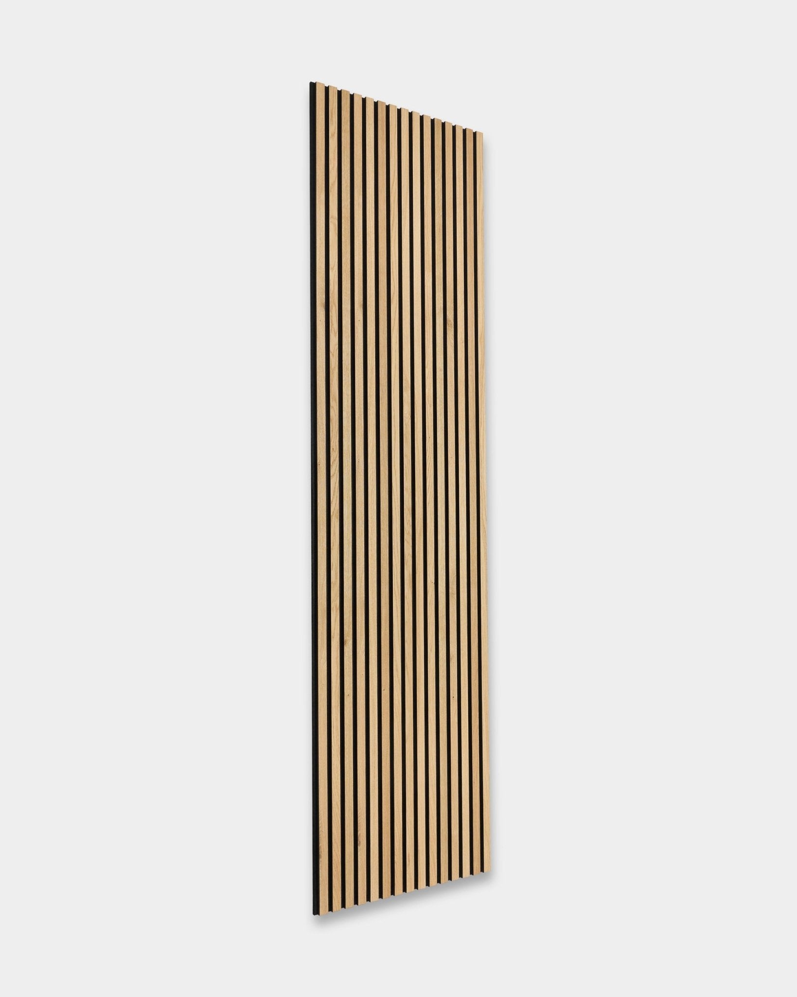 Das Rustic Akupanel in Natural Oak (300x60 cm) von WoodUpp lehnt sich vor einem hellgrauen Hintergrund nach rechts und zeigt nordisches Akustikpaneel-Design.