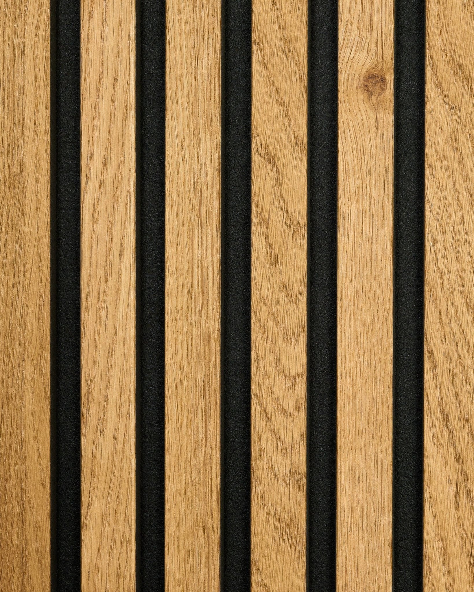 WoodUpp Akupanel in Rustic Brown Oak hat vertical Holzlamellen, die sich mit Paneelen aus black abwechseln und so ein gestreiftes Design in Akustikpaneel schaffen.