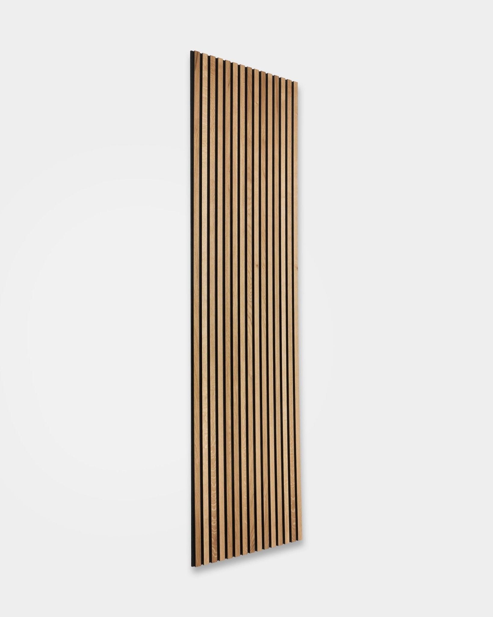 WoodUpp Rustic Akupanel in Brown Eiche (300x60 cm) Akustikpaneel mit vertical natural wood Lamellen in einem skandinavischen, nordisch inspirierten Design.
