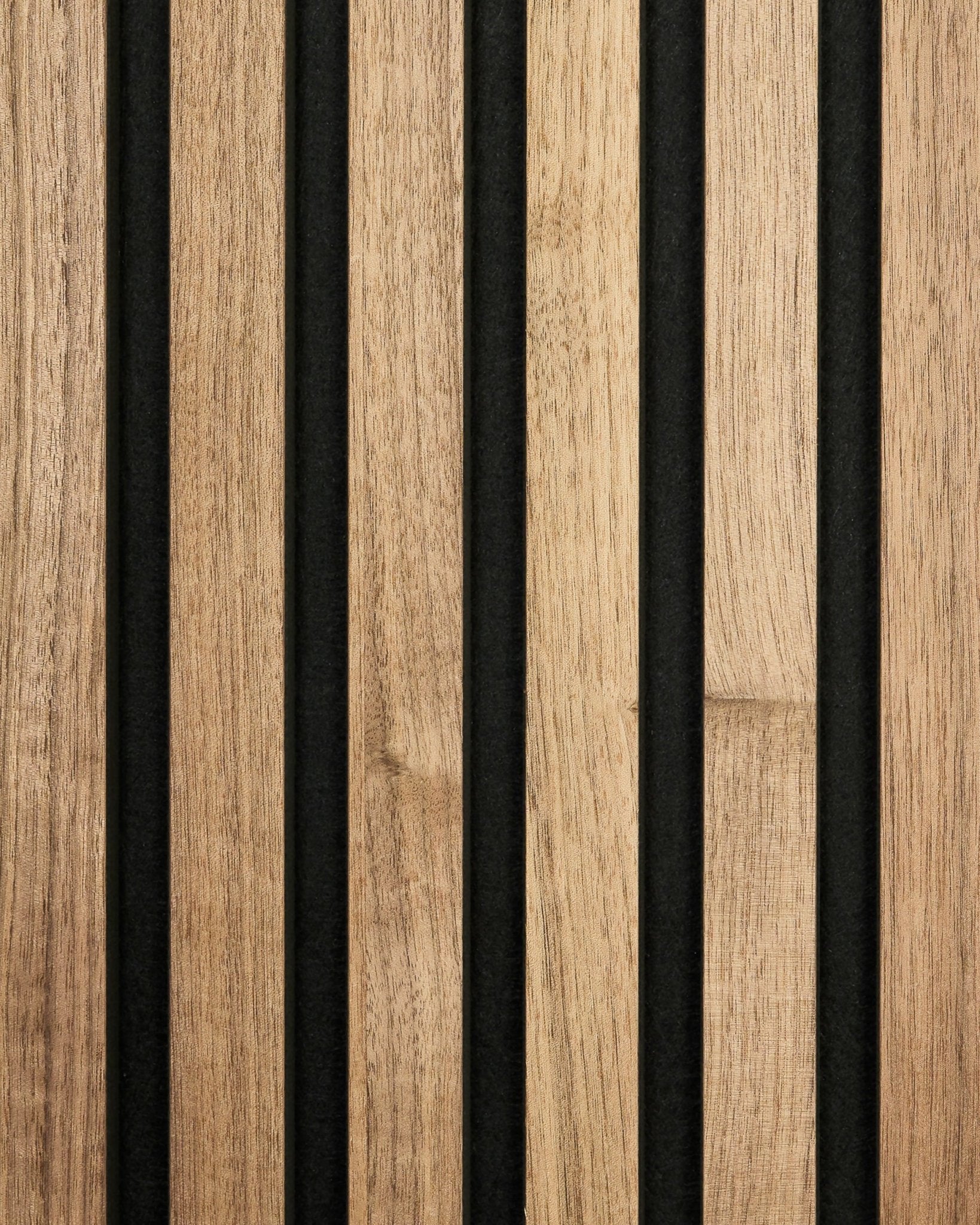 Nahaufnahme des WoodUpp Akupanel Musters in Walnut mit vertical Holzlamellen und black Filzrückseite für eine moderne, gestreifte Akustikpaneel Optik.