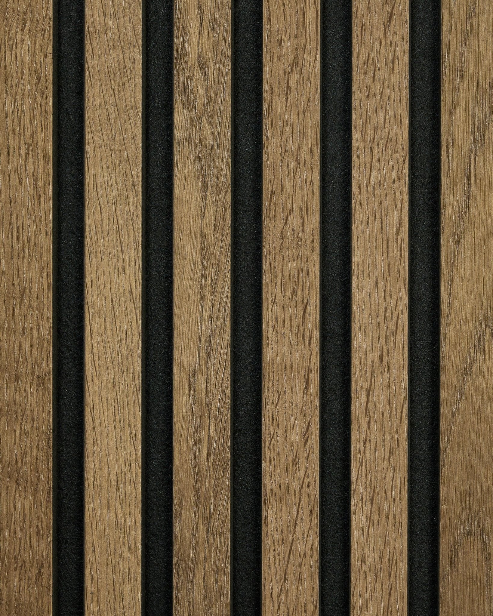 Nahaufnahme des WoodUpp Akupanel Rustic Sample in Grey Oak mit vertical Akustiklamellen und Filzstreifen in black als moderner nordischer Wandakzent.