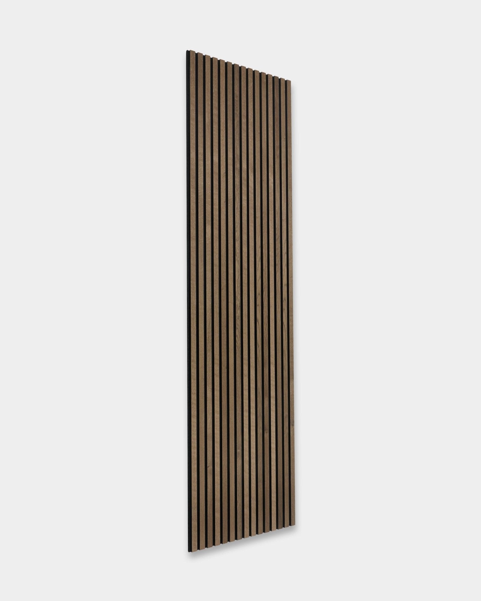 WoodUpp Akupanel in Grey Oak (300x60cm) mit vertical Lamellen, hellgrauer Eichenoberfläche und minimalistischem skandinavischem Akustikpaneel-Design.