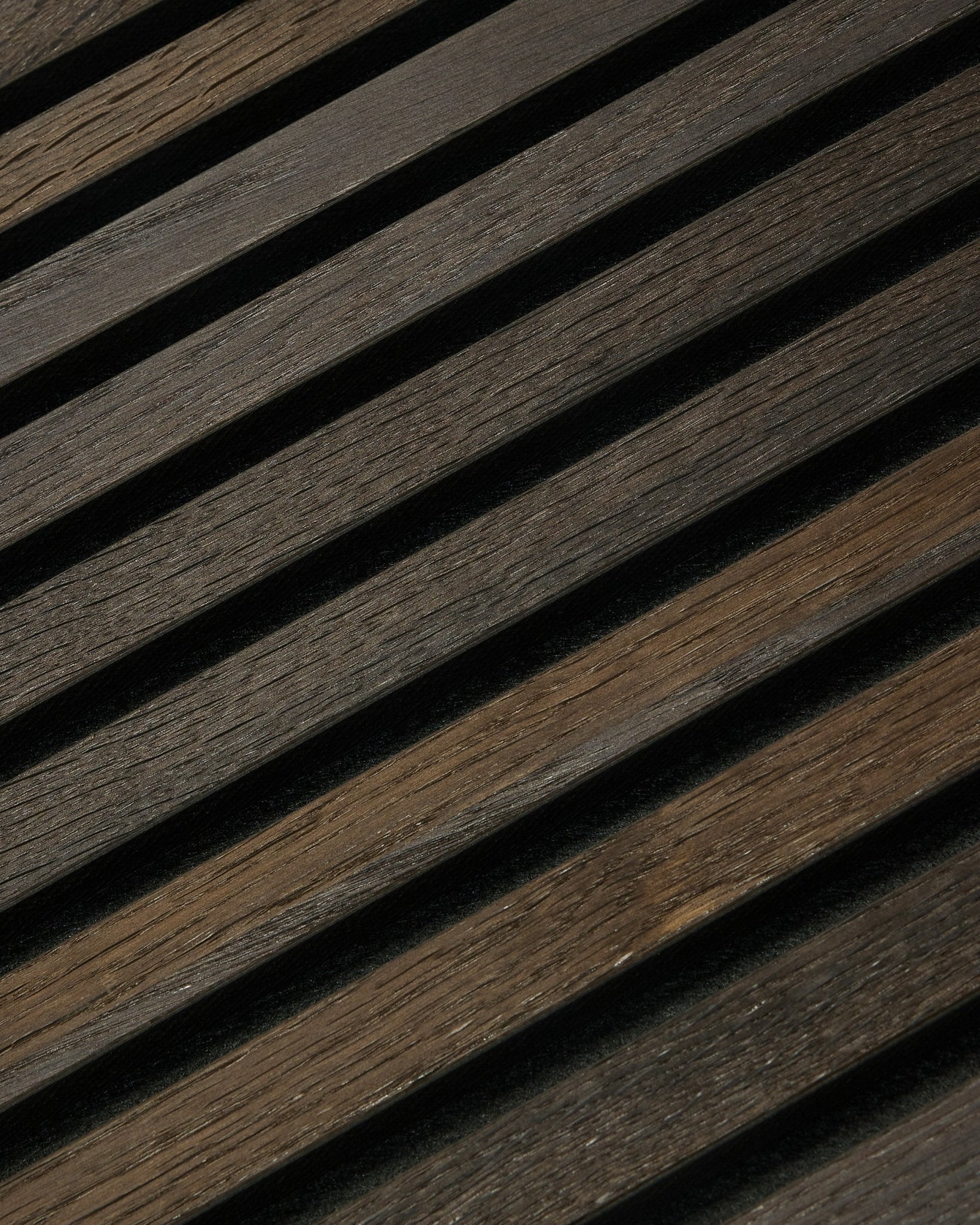 Nahaufnahme von WoodUpp Rustic Akupanel Akustikpaneel in Smoked Oak (300 x 60 cm), mit sichtbarer Holzmaserung, minimalistischem nordischem Stil und linearem Schattenspiel.
