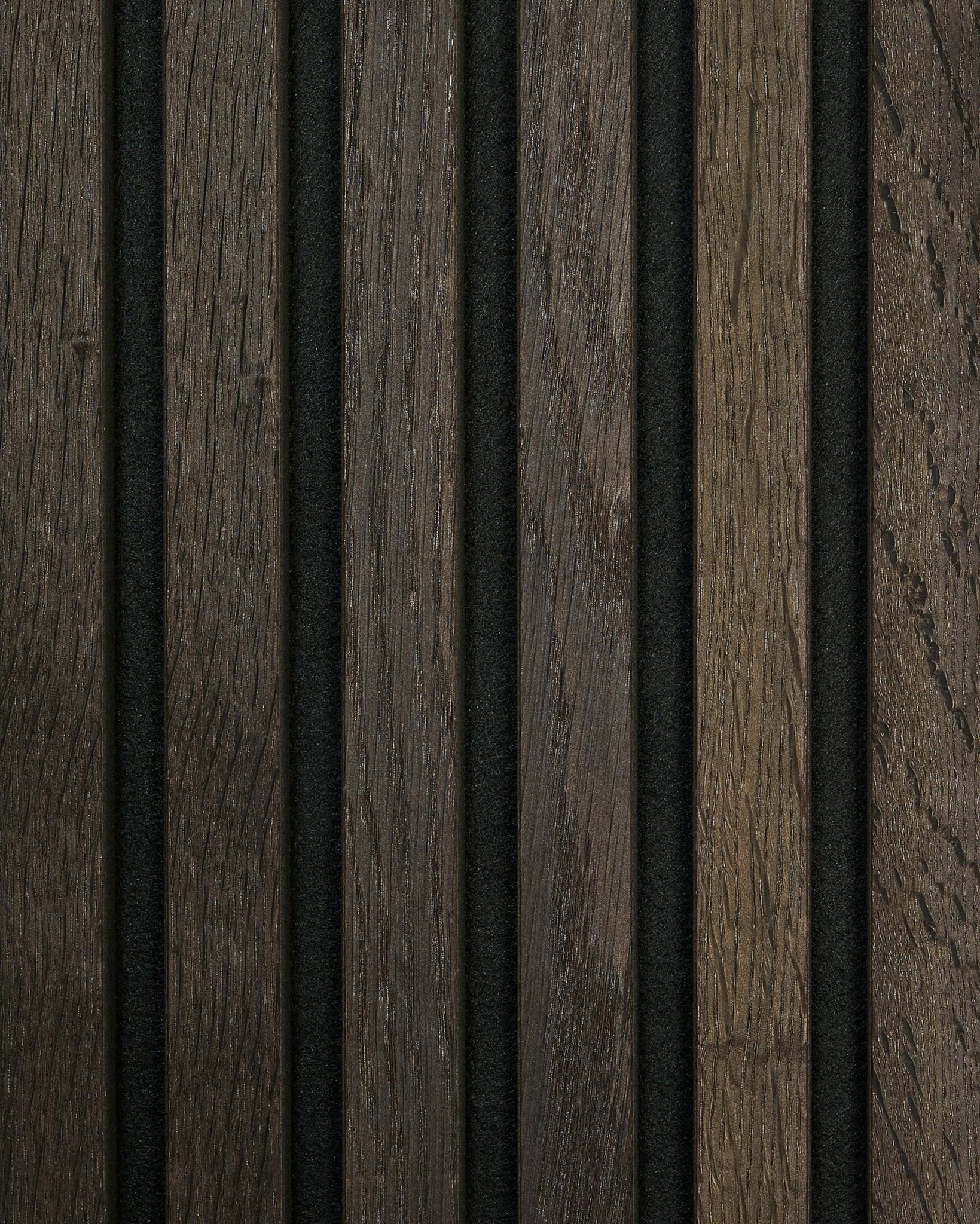 Nahaufnahme des WoodUpp Akupanel Rustic-Musters in Smoked Oak mit vertical Akustiklamellen in hellen und dunklen brown-Tönen mit schmalen black Zwischenräumen.