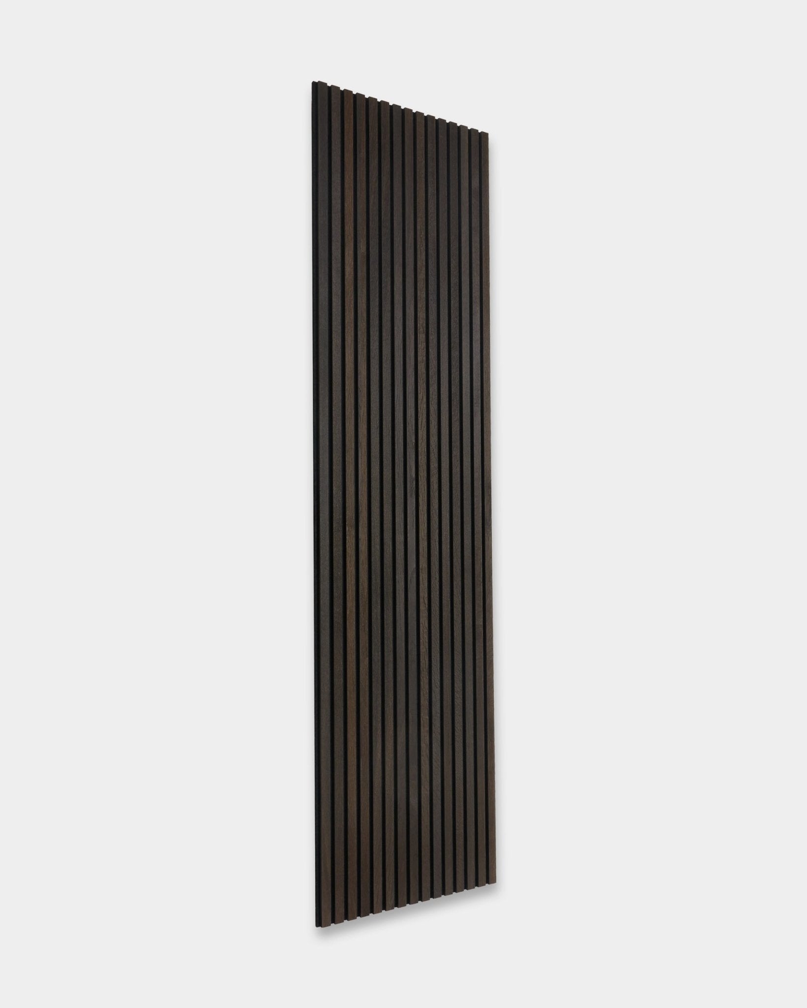 WoodUpp Akupanel Akustikpaneel in Smoked Oak, 300 x 60 cm, mit vertical Holzlamellen und minimalistischem skandinavischem Design auf hellem Hintergrund.