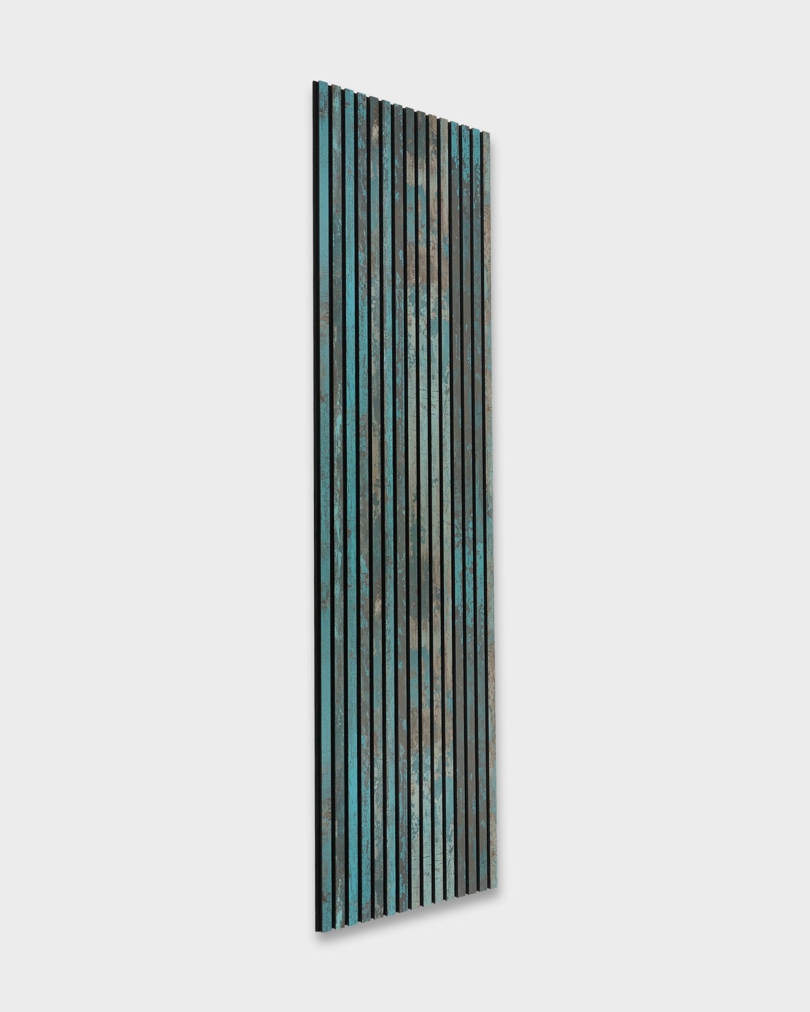 WoodUpp Akupanel Rebel in Oxide Blue (240x60 cm), ein nordisches Akustikpaneel mit vertical Holzlamellen in Blau, Grün und brown.
