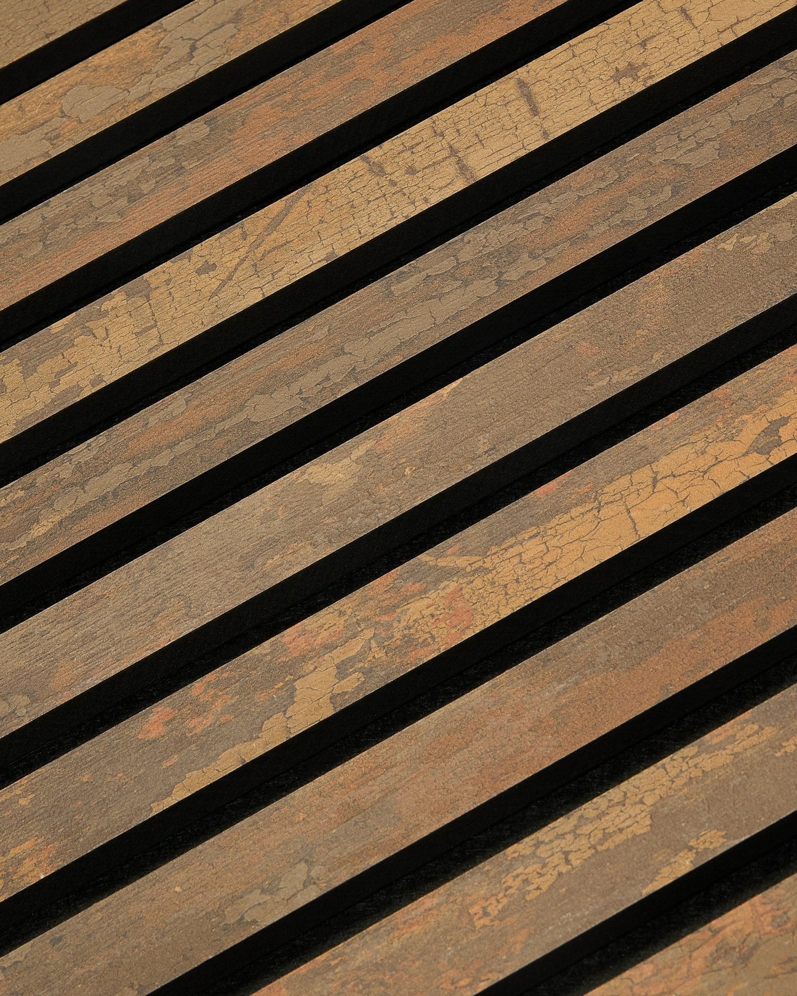 Nahaufnahme von WoodUpp Rebel Akupanel in Oxide Copper, 240x60 cm, mit linearem Akustikpaneel Lamellendesign mit schmalen Abständen für eine verbesserte Schallabsorption.