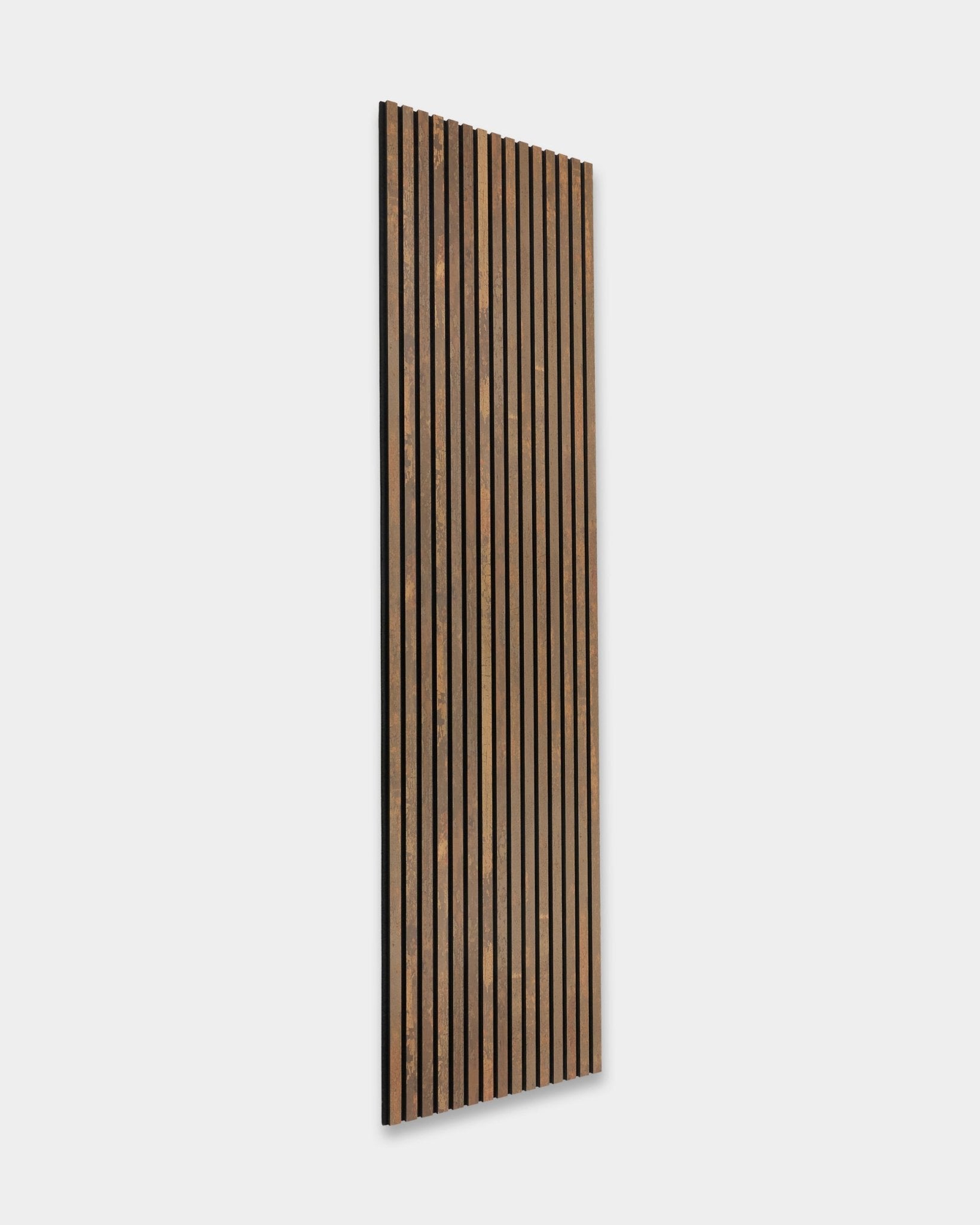 The Rebel Akupanel in Oxide Copper, 240x60 cm von WoodUpp, Akustikpaneel mit Lamellendesign vor einem schlichten hellgrauen Hintergrund.