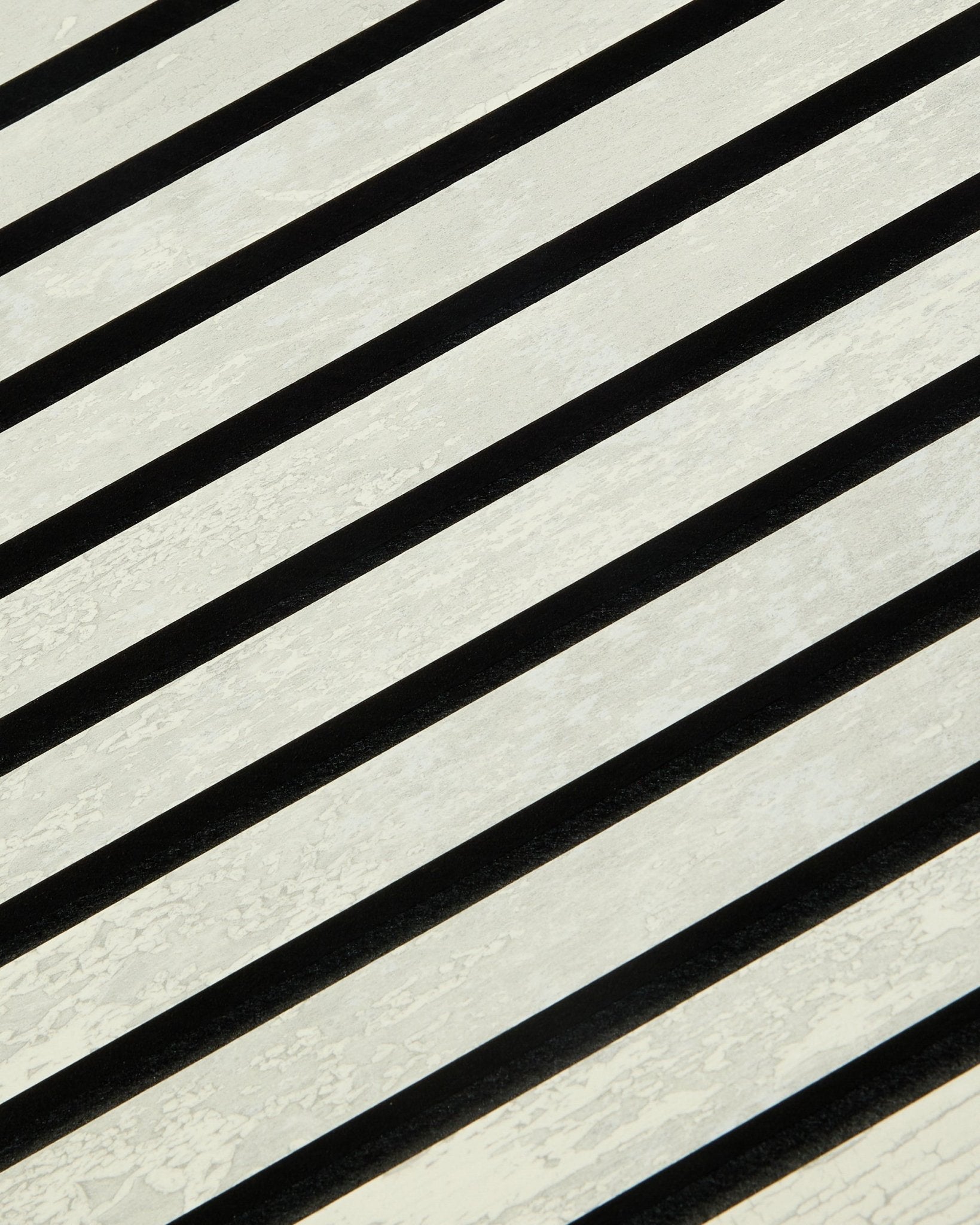 Akupanel Akustikpaneel von WoodUpp in Oxide White zeigt black und weiße diagonale Streifen mit Lamellenstruktur. Maße: 240 x 60 cm. Nordisches Design.