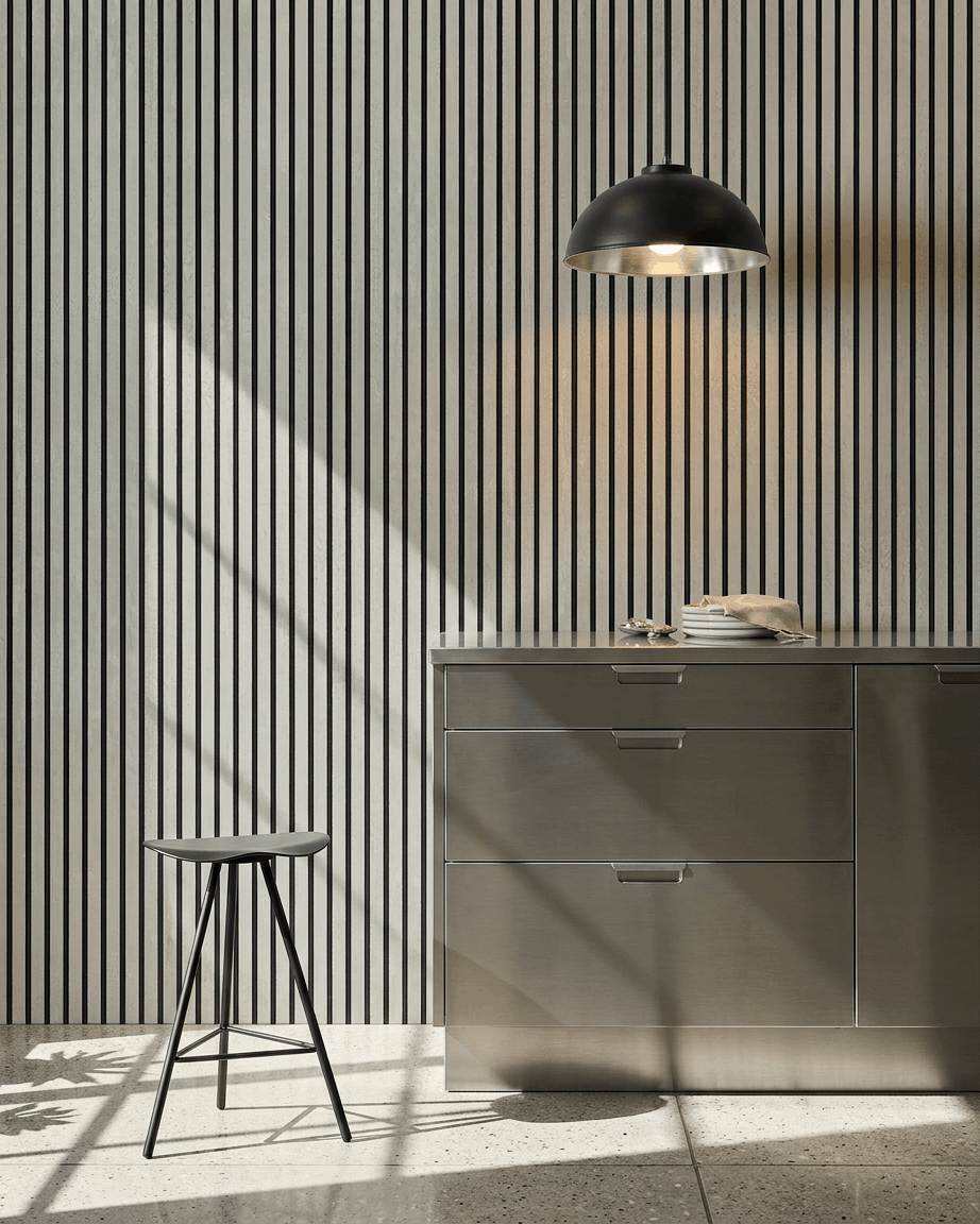 Minimalistische Küche mit einem WoodUpp Akupanel Akustikpaneel in Oxide White mit Black Filz, 240 x 60 cm, als vertical Wandgestaltung mit Lamellen.