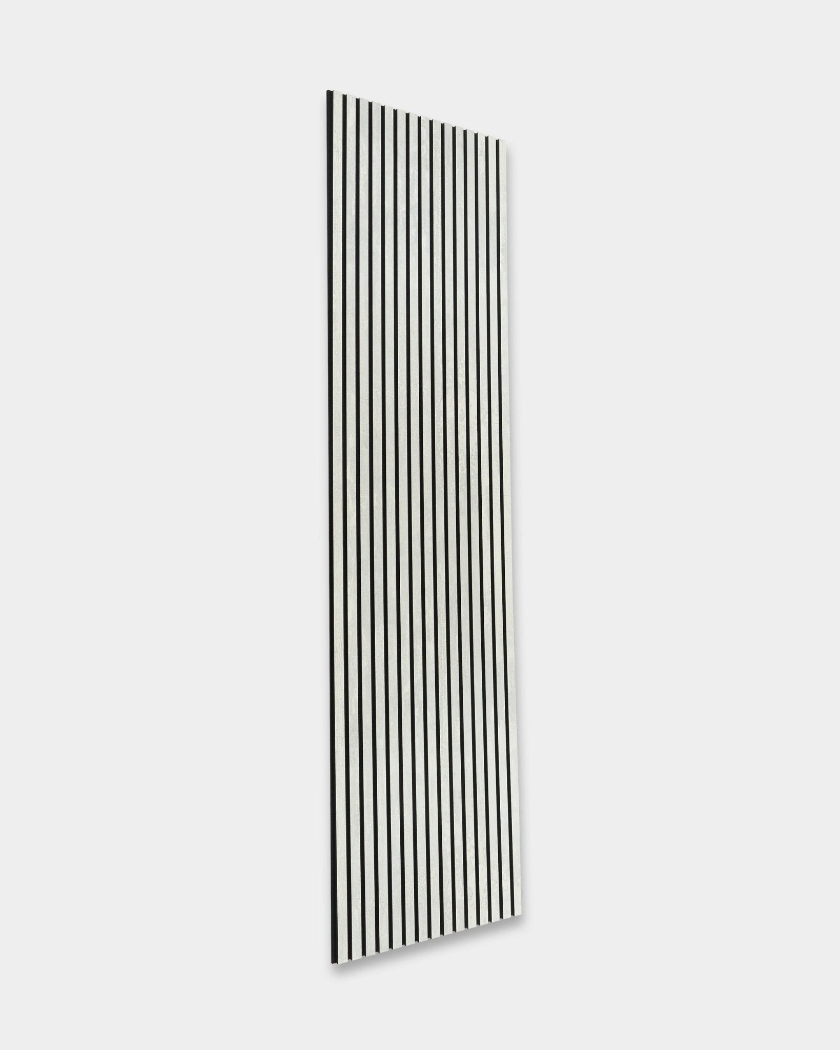 WoodUpp Rebel Akupanel in Oxide White (240 x 60 cm) mit black vertical Lamellen, die die Raumakustik vor einem hellgrauen Hintergrund verbessern. Nordisches, minimalistisches Design.