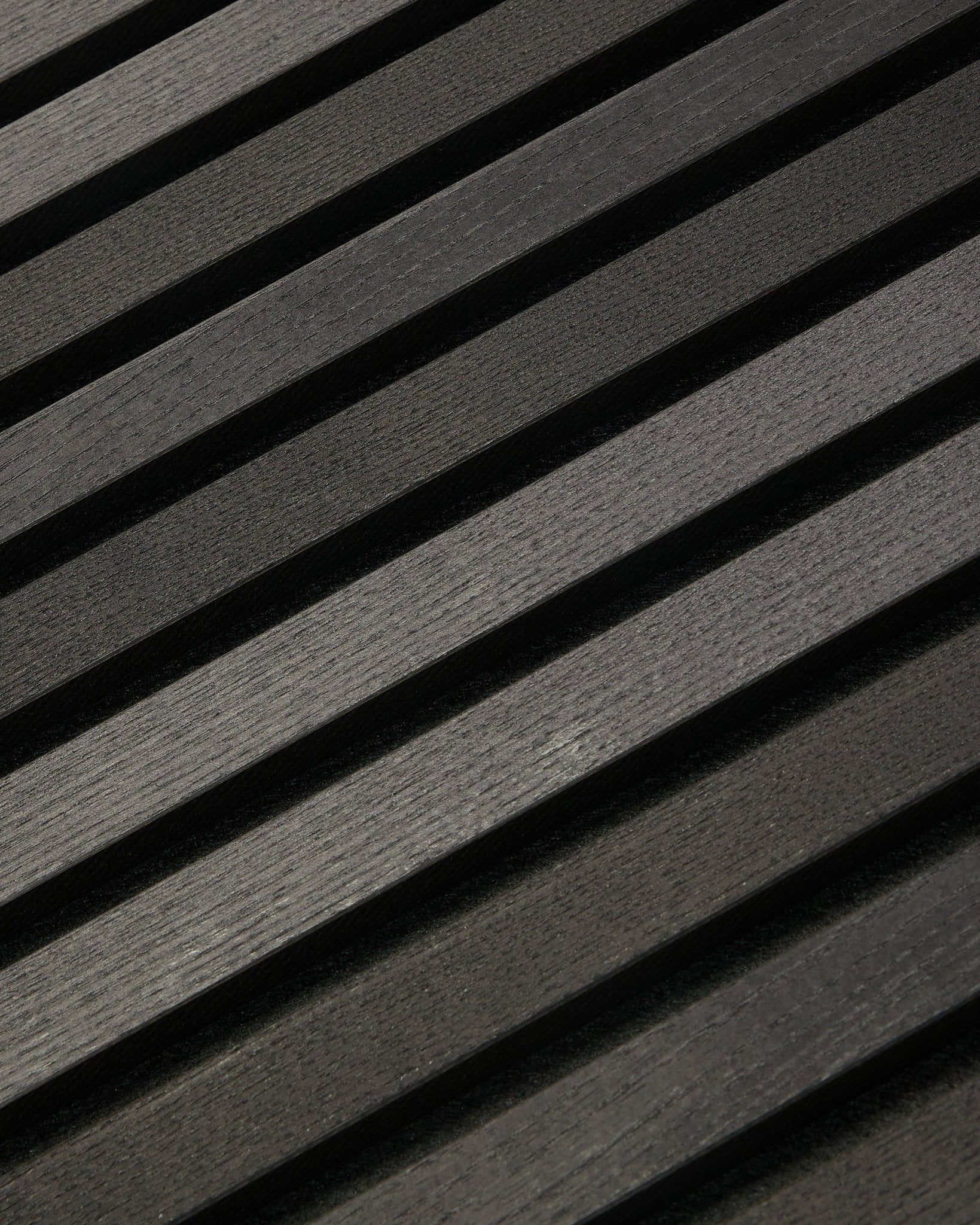 Tonal Akupanel in Black Ash (300 x 60 cm) von WoodUpp, ein dunkles diagonales Akustikpaneel mit strukturierten, skandinavisch inspirierten Lamellen für Innenwände.
