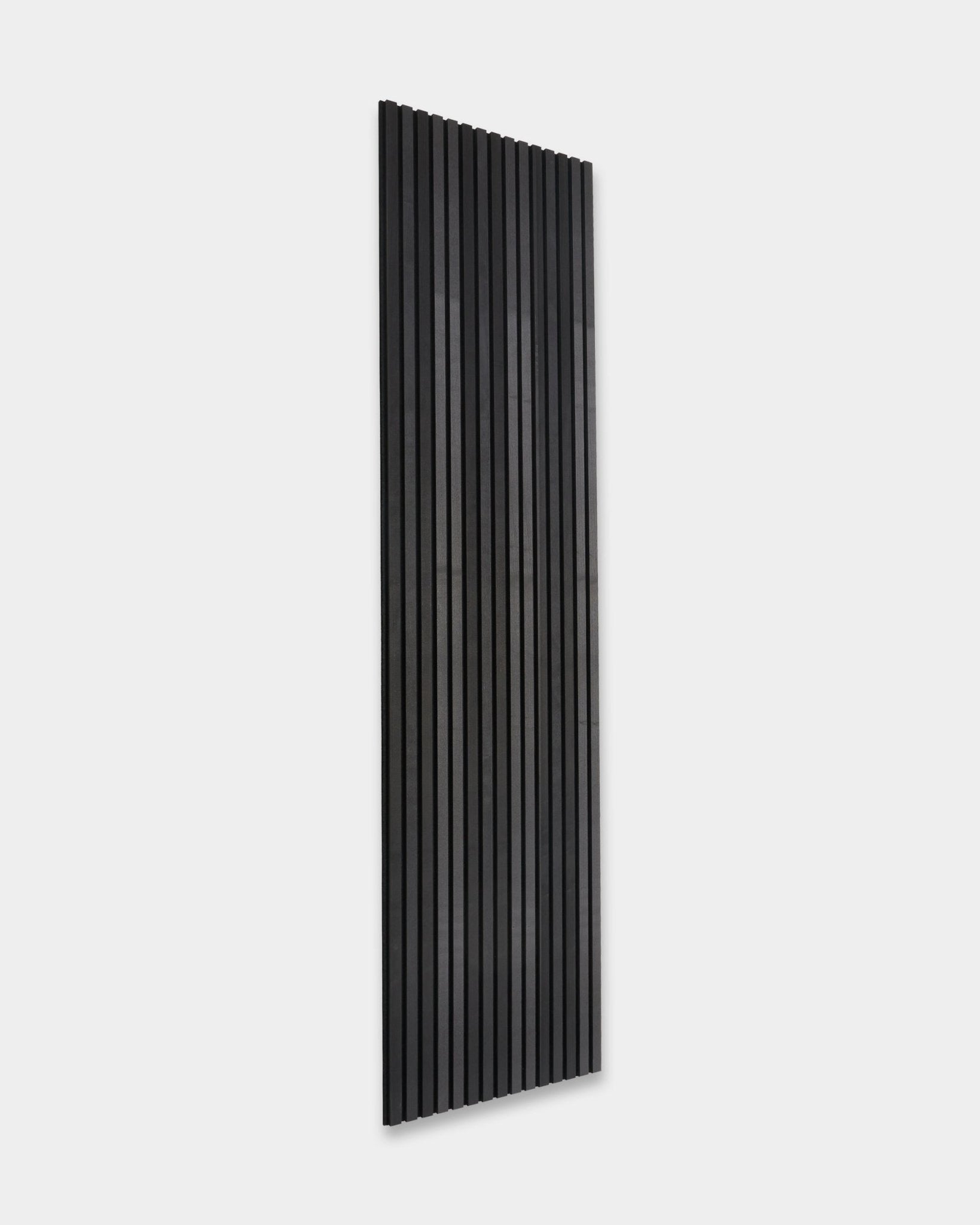 WoodUpp Akupanel Black Esche, 240 x 60 cm Akustikpaneel aus Holz mit vertical skandinavischen Lamellen, dargestellt vor einem hellgrauen Hintergrund.