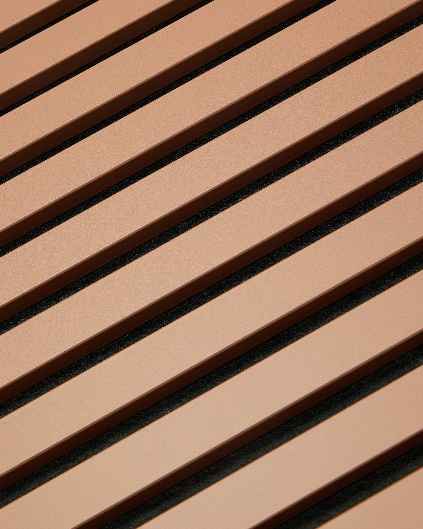 Diagonale brown und black Lamellen bilden ein Streifenmuster auf einem 240 x 60 cm großen Hue | Akupanel / Clay Akustikpaneel von WoodUpp und spiegeln nordisches Design wider.