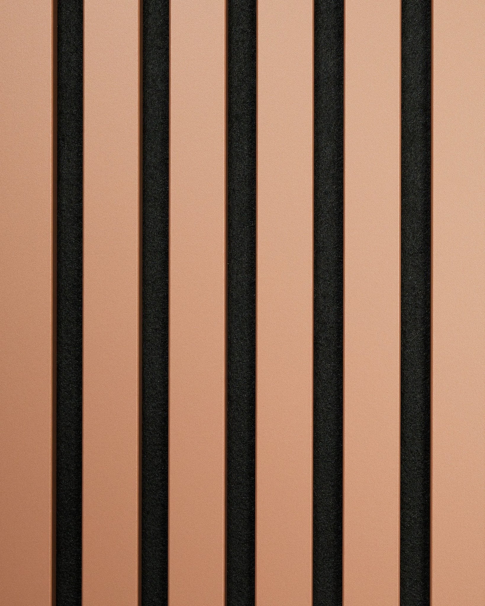 Die Hue | Sample / Clay von WoodUpp zeigt vertical helle brown und black Akustikpaneele in einem minimalistischen Streifenmuster und unterstreicht nordisches Design.