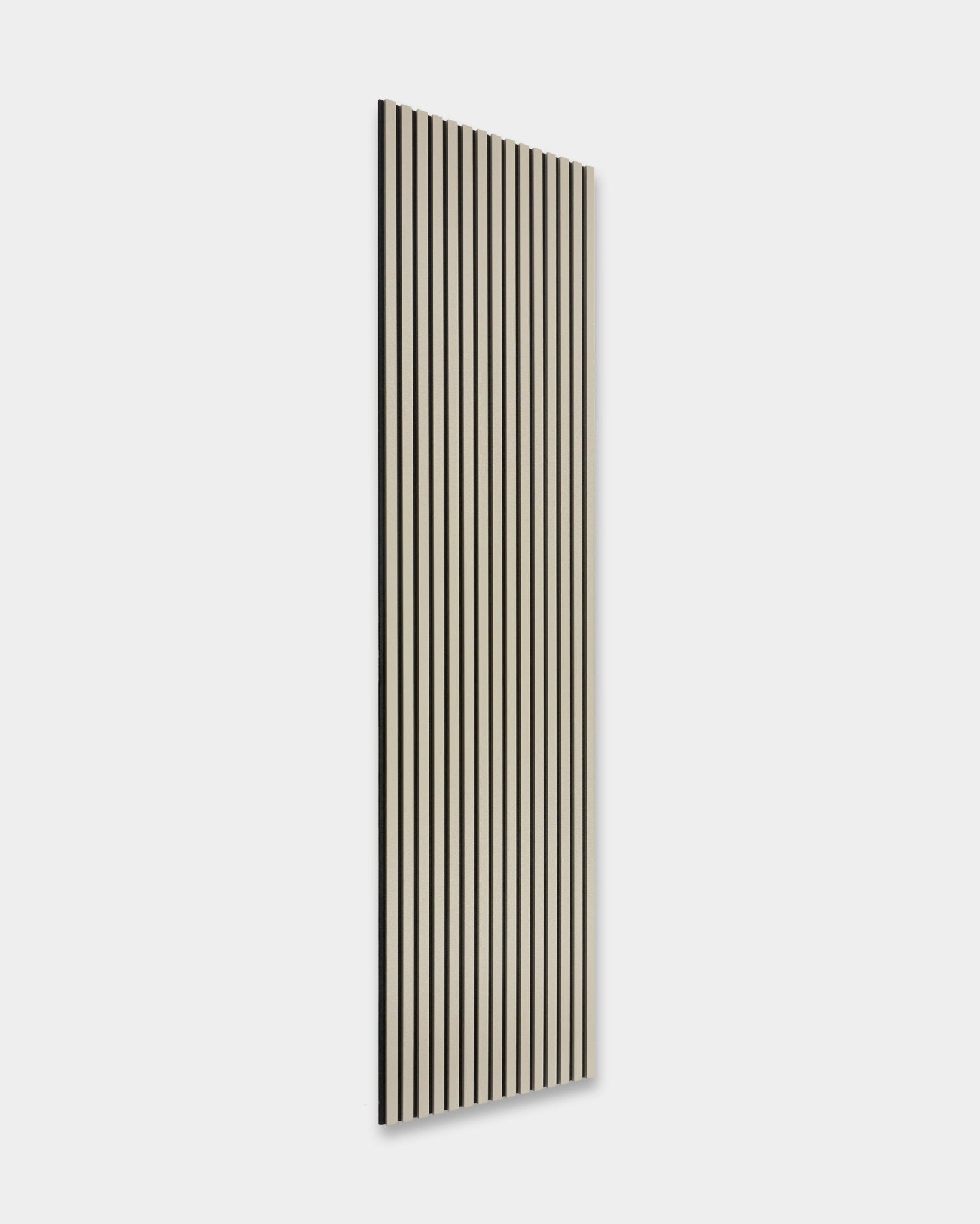 Das Hue | Akupanel / Stone von WoodUpp: ein hohes, rechteckiges Akustik-Lamellenwandpaneel, vertical black und weiße Streifen, 240 x 60 cm, im nordisch-minimalistischen Design.