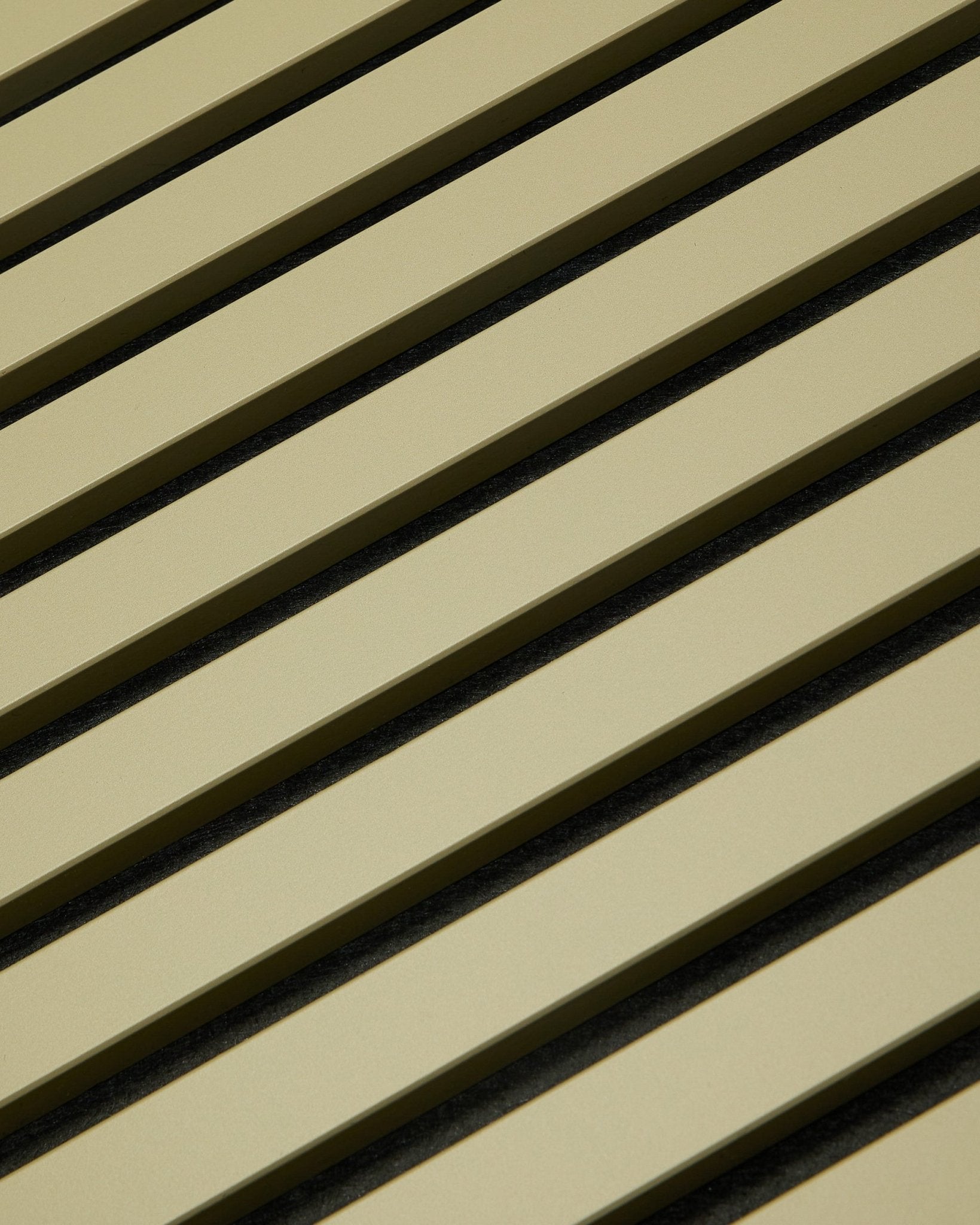 WoodUpp Hue Akupanel Moss (240 x 60 cm) Akustikpaneel mit beige Holzlamellen und dunklen Zwischenräumen, die ein gestreiftes, geometrisches Muster zur Schallabsorption erzeugen.