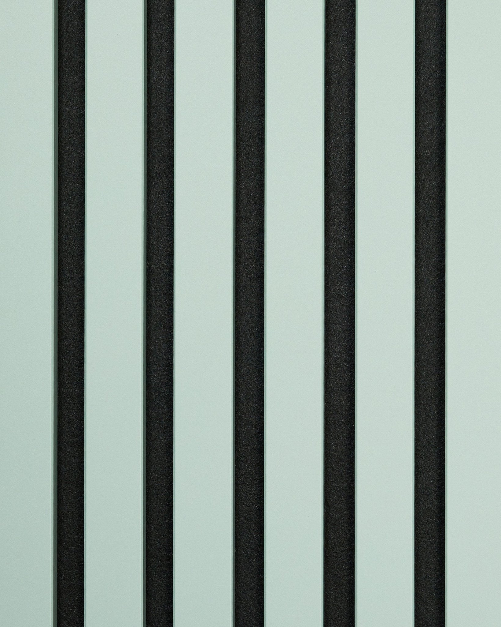 WoodUpp Hue Muster/Cloud Akustikpaneel mit vertical abwechselnden black und hellgrünen Streifen für einen markanten, schlichten geometrischen Effekt.