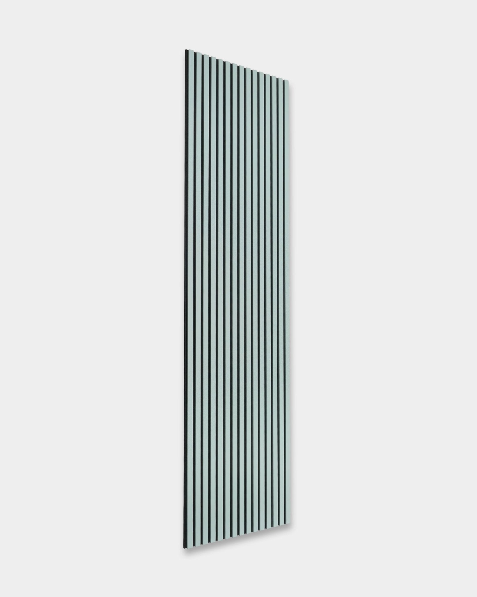 WoodUpp Hue Akupanel in Cloud, 240 x 60 cm, mit vertical black und weißen Lamellen auf hellgrauem Hintergrund für akustischen Komfort. Nordisch-minimalistisches Design.