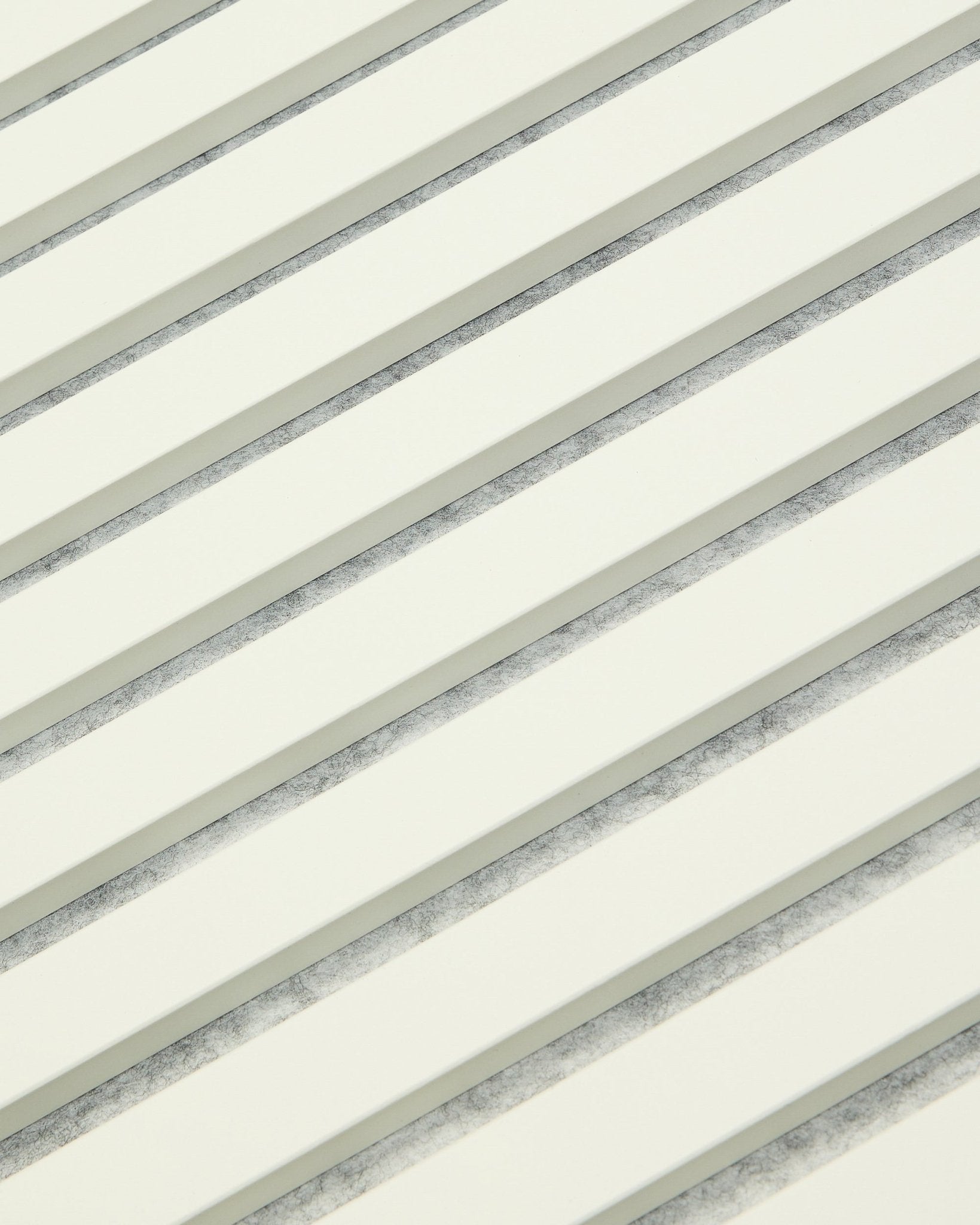 WoodUpp Akupanel Snow (240 x 60 cm) ist ein weißes Akustikpaneel mit gleichmäßig angeordneten Lamellen und feinen grauen Schatten, entworfen für moderne nordische Interieurs.