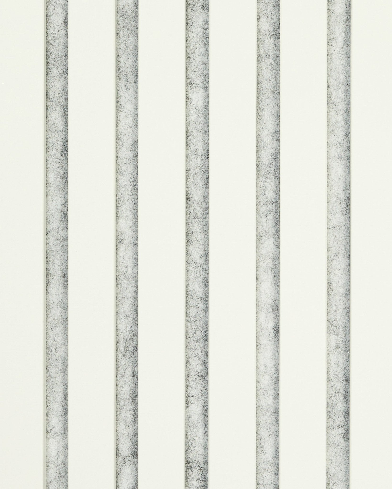 Der Hue | Sample / Snow Akustikpaneel von WoodUpp zeigt vertical graue und weiße Streifen auf hellem Hintergrund und sorgt so für ein minimalistisches, nordisch inspiriertes Design.