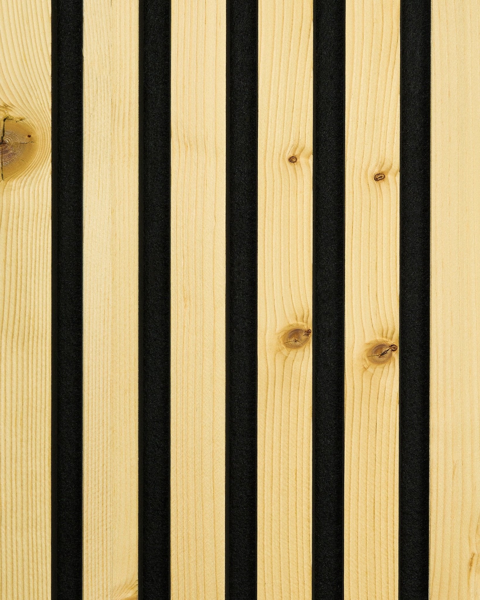 Nahaufnahme eines WoodUpp Akupanel Musters im Finish Rustic Alp, mit vertical black Nuten, die helltonige Hartholzlamellen für ein nordisches Akustikpaneel Design voneinander trennen.