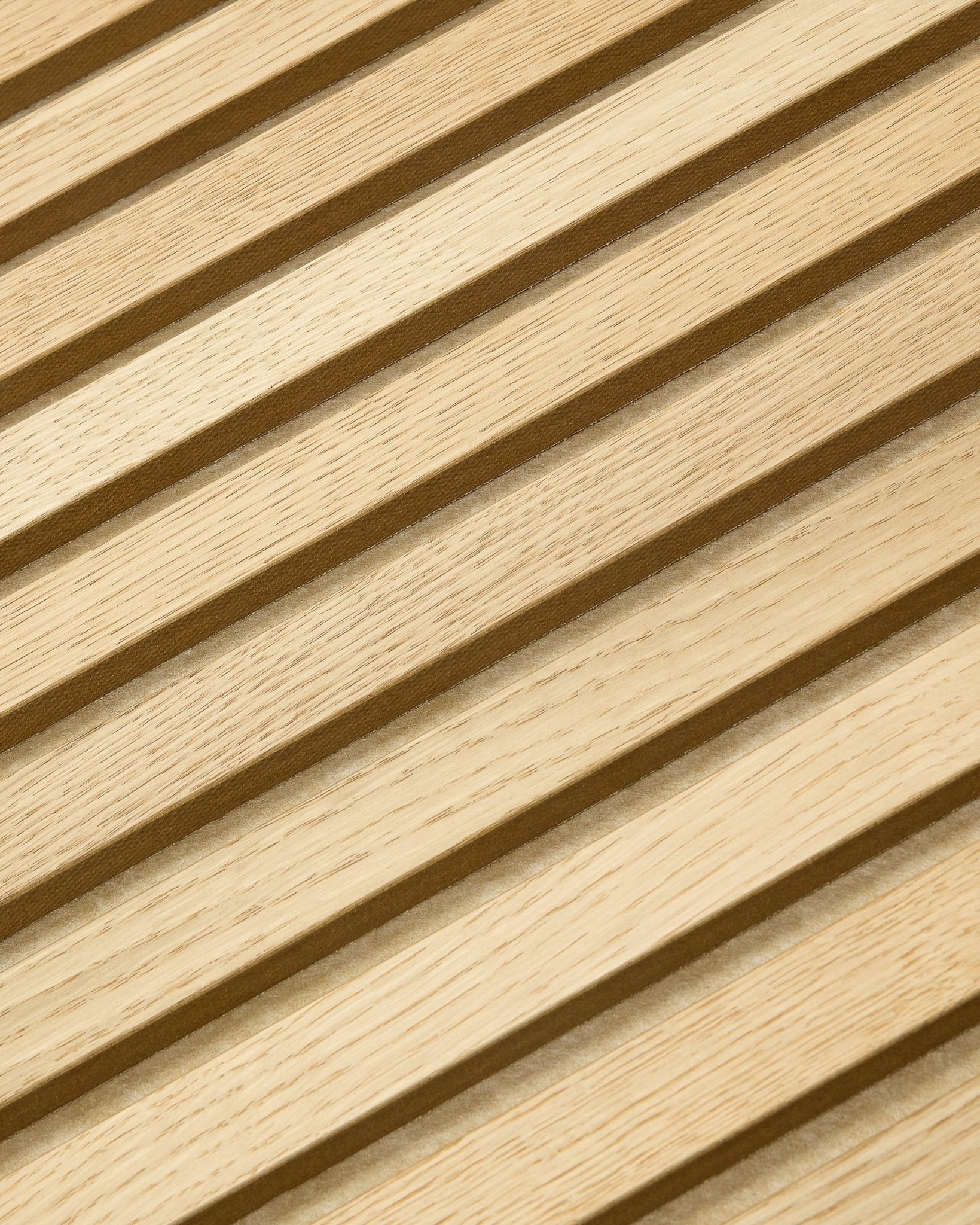 Nahaufnahme von WoodUpp Akupanel Tonal in Classic Oak, 240 x 60 cm, mit diagonalen Akustiklamellen aus hellem Holz und nordischem Streifenmuster.