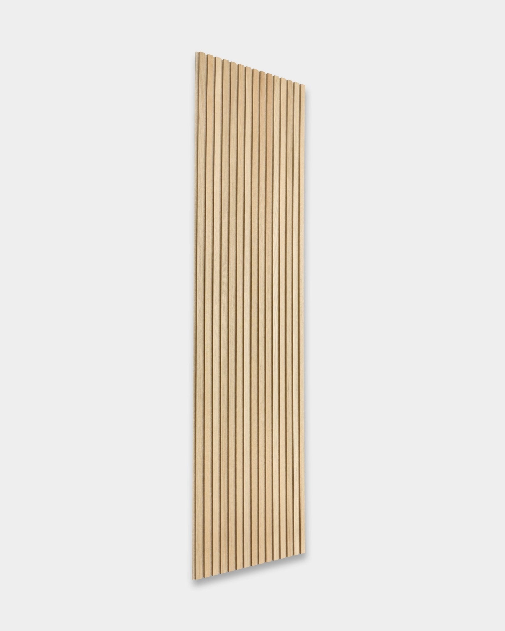 Akupanel Classic Oak Akustikpaneel von WoodUpp, 300 x 60 cm, zeigt nordische vertical Lamellen und ein minimalistisches skandinavisches Design auf weißem Hintergrund.