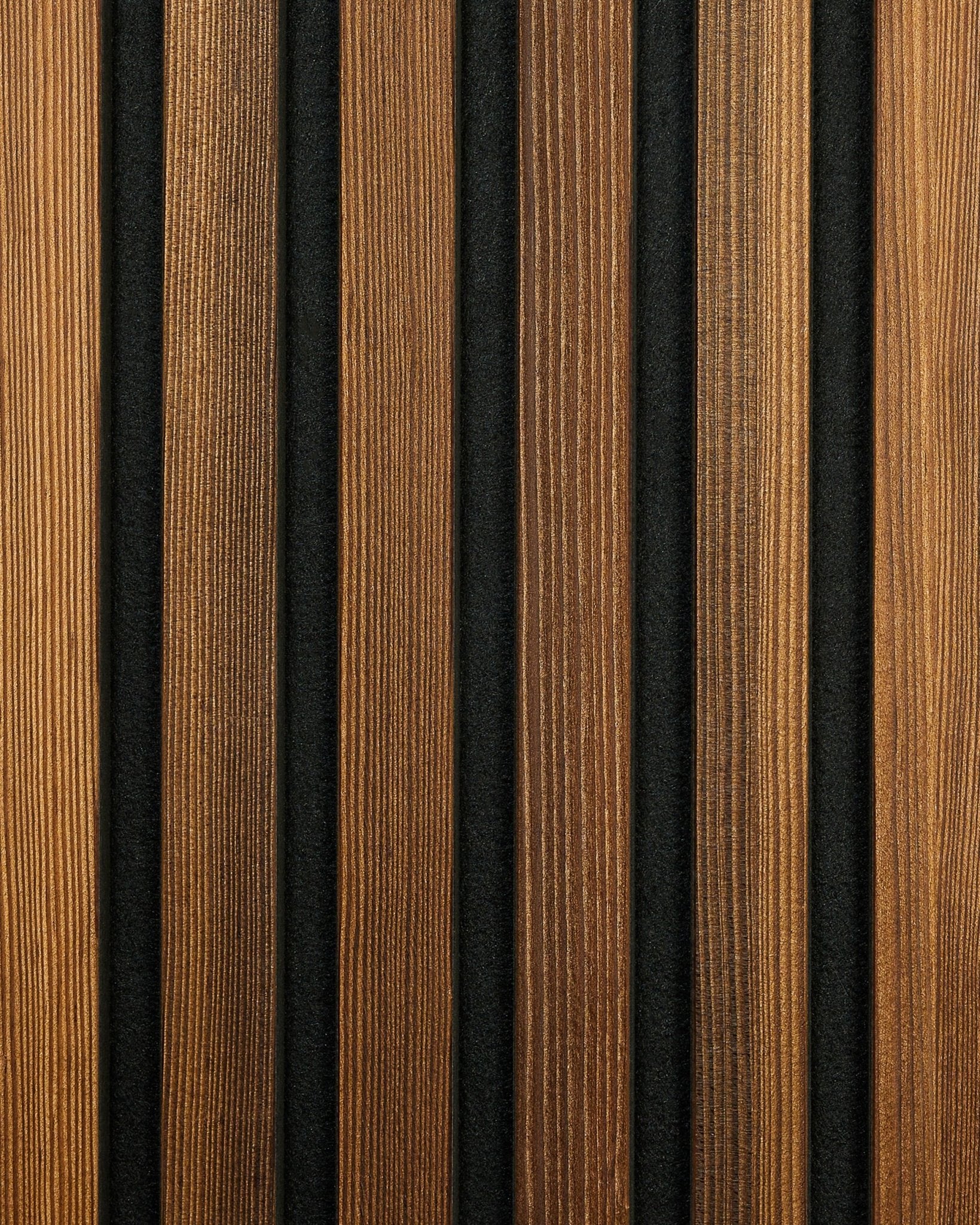 WoodUpp Akupanel Rustic-Muster in Smoked Larch mit vertical Akustikholzlamellen mit natürlicher Maserung und black Rillen, die ein nordisches Design unterstreichen.