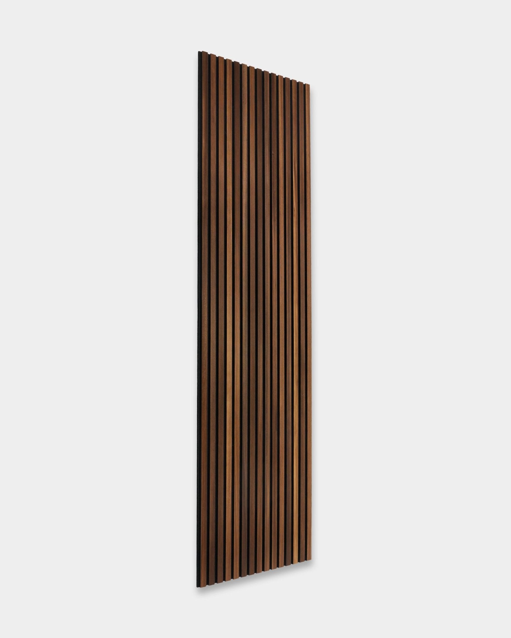 WoodUpp Akupanel Rustic in Smoked Larch, 240x60 cm, mit vertical Holzlamellen und skandinavischem Designstil vor einem schlichten hellgrauen Hintergrund.