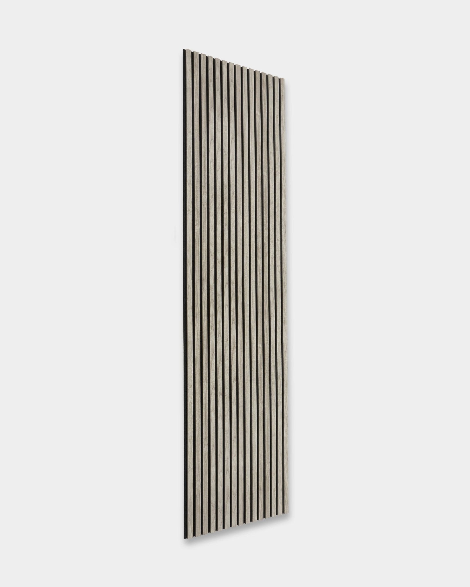 WoodUpp Essential Akupanel in Weathered Oak, 240x60 cm, Nordic Akustikpaneel mit vertical black Lamellen auf hellgrauer Rückseite, dargestellt vor weißem Hintergrund.