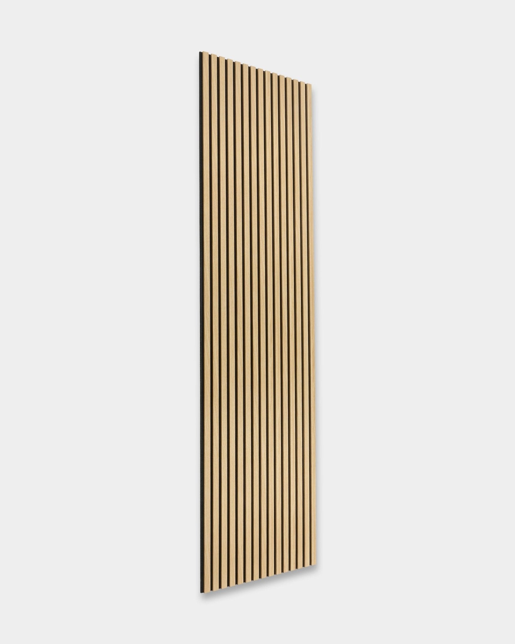 WoodUpp Akupanel The Essential in Southern Oak, ein 240 x 60 cm großes Nordic Akustikpaneel mit vertical black Rillen und Holzlamellen-Design.