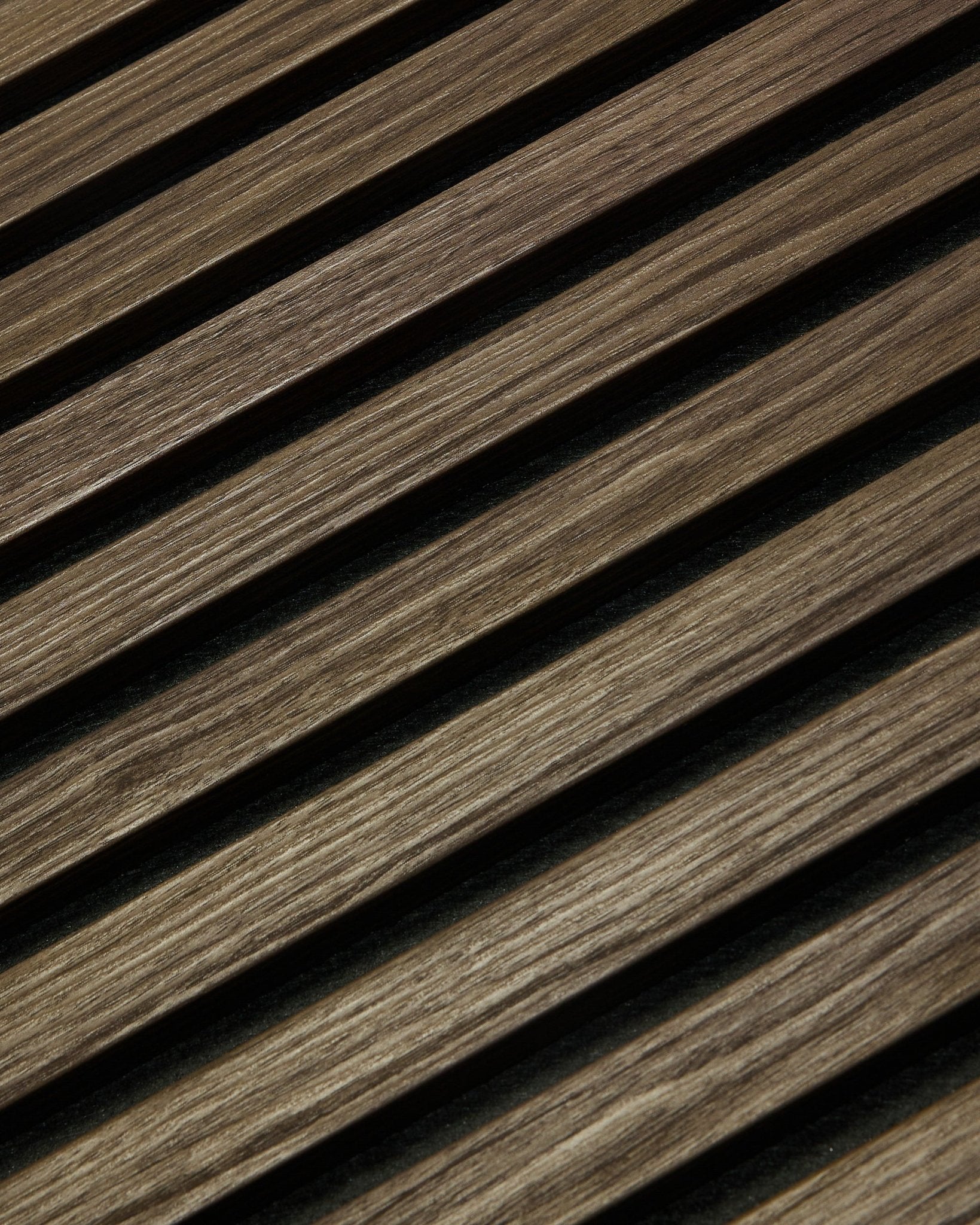 Nahaufnahme von WoodUpp Essential Akupanel in Black Oak, 240 x 60 cm, mit diagonalen Holzlamellen und sichtbarer Maserung, entwickelt zur Verbesserung der Raumakustik.