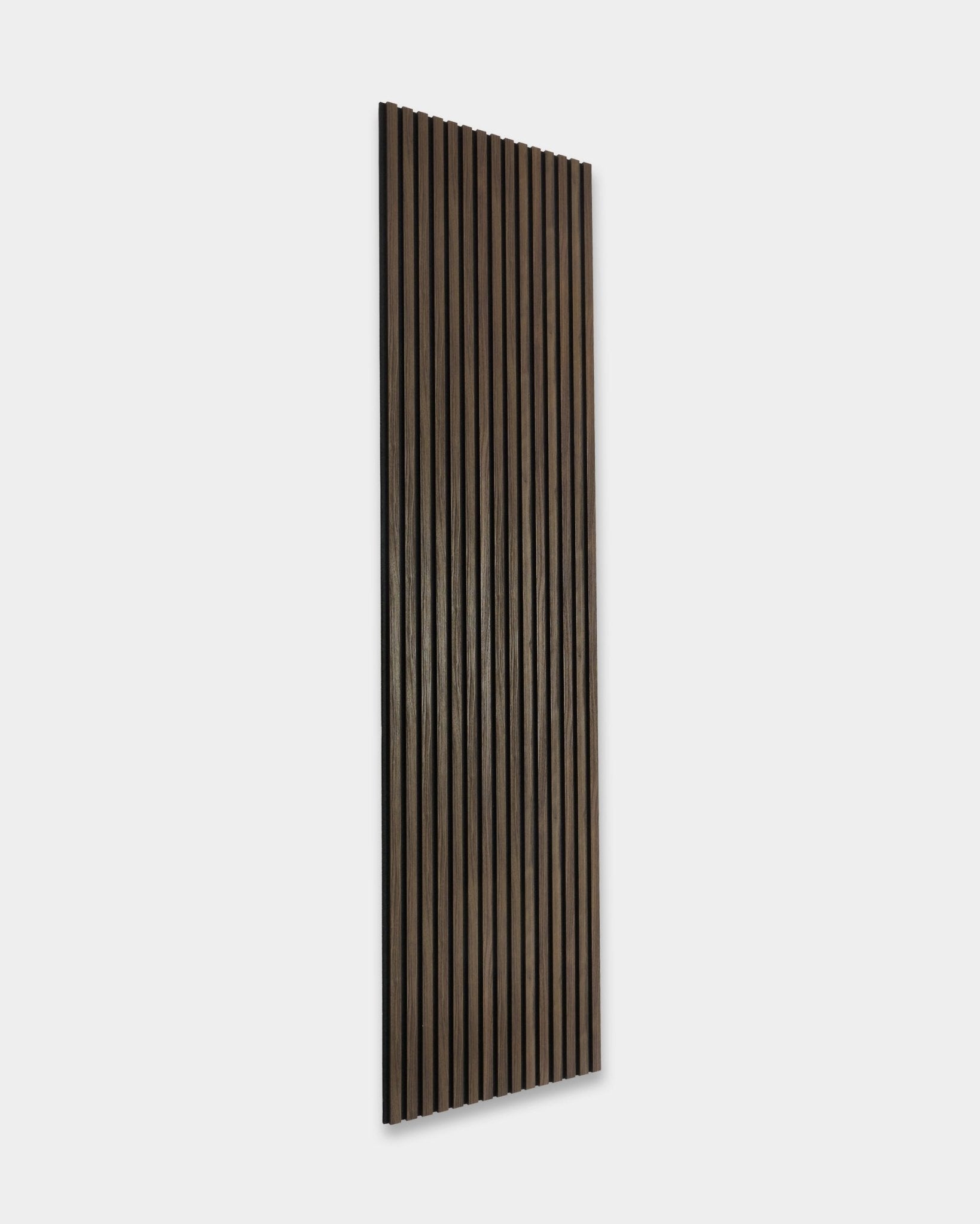 WoodUpp Essential Akupanel in Black Oak, 240 x 60 cm Akustikpaneel mit vertical Holzlamellen, entwickelt für Schallabsorption und eine moderne nordische Ästhetik.