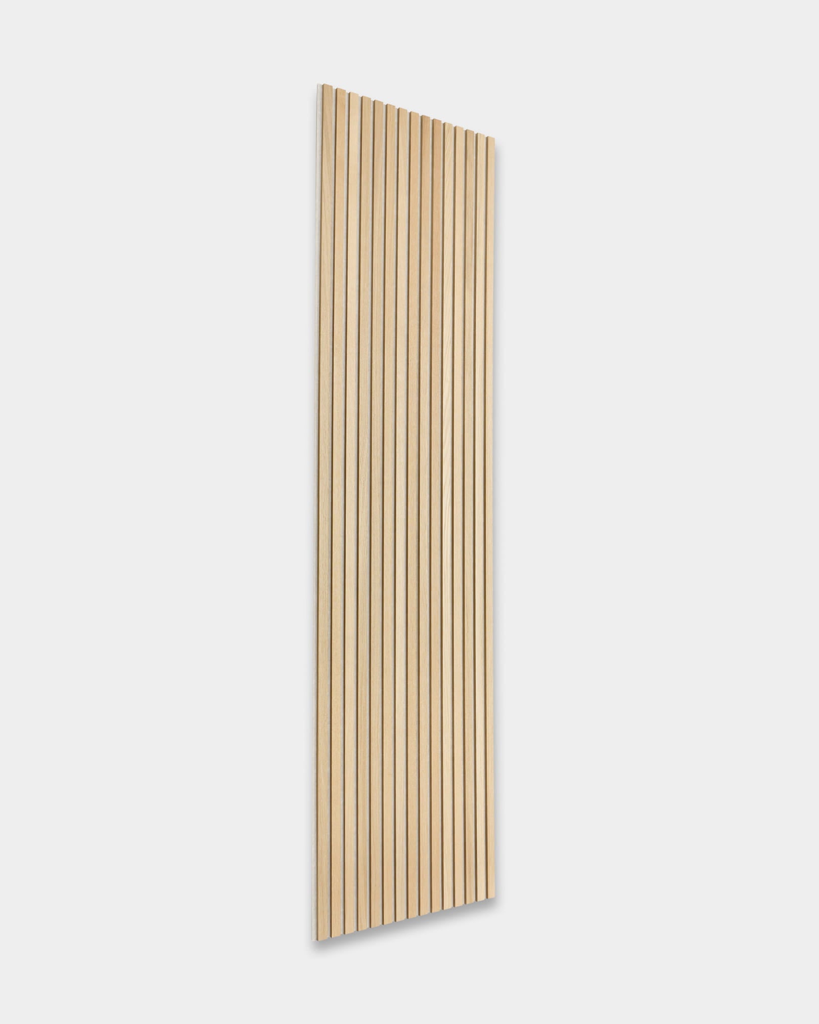 WoodUpp Akupanel rechteckige Akustik-Holzpaneele mit gleichmäßig angeordneten vertical Lamellen, präsentiert vor einem schlichten weißen Hintergrund.