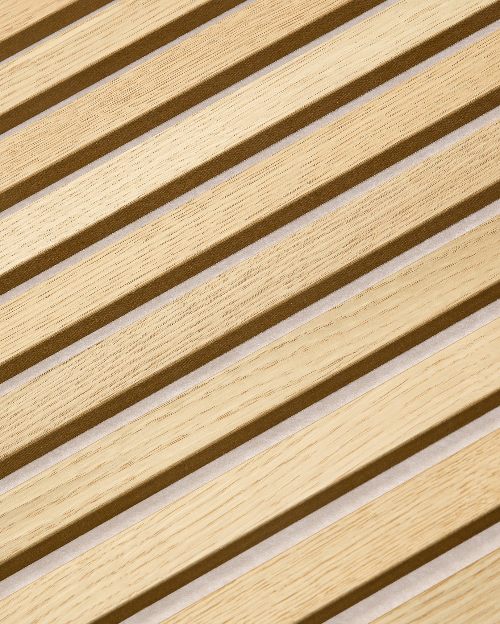 Nahaufnahme von WoodUpp Akupanel Akustikpaneel in Classic Oak mit hellem beige Filz, 240x60 cm, mit nordischer Holzlamellen-Textur und schallabsorbierendem Design.