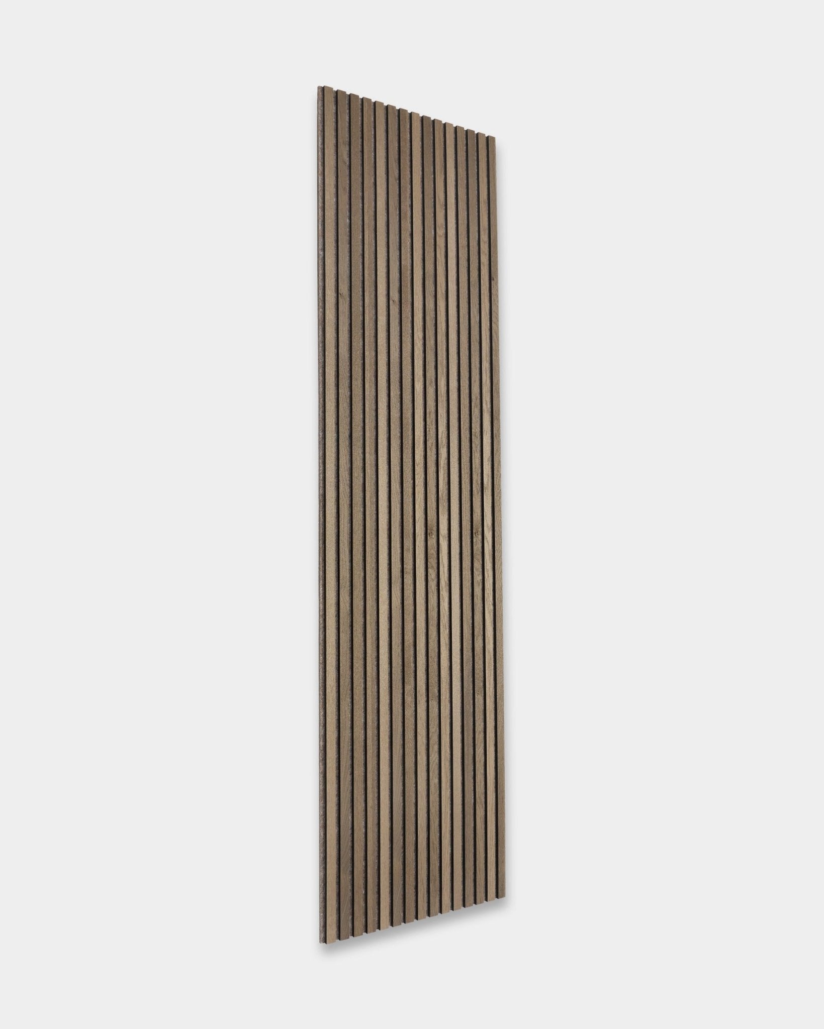 WoodUpp Tonal Akupanel in Grey Oak (240x60 cm) ist ein nordisches Akustikpaneel mit abwechselnd dunklen und hellen natural wood Lamellen auf einer hellgrauen Rückwand.