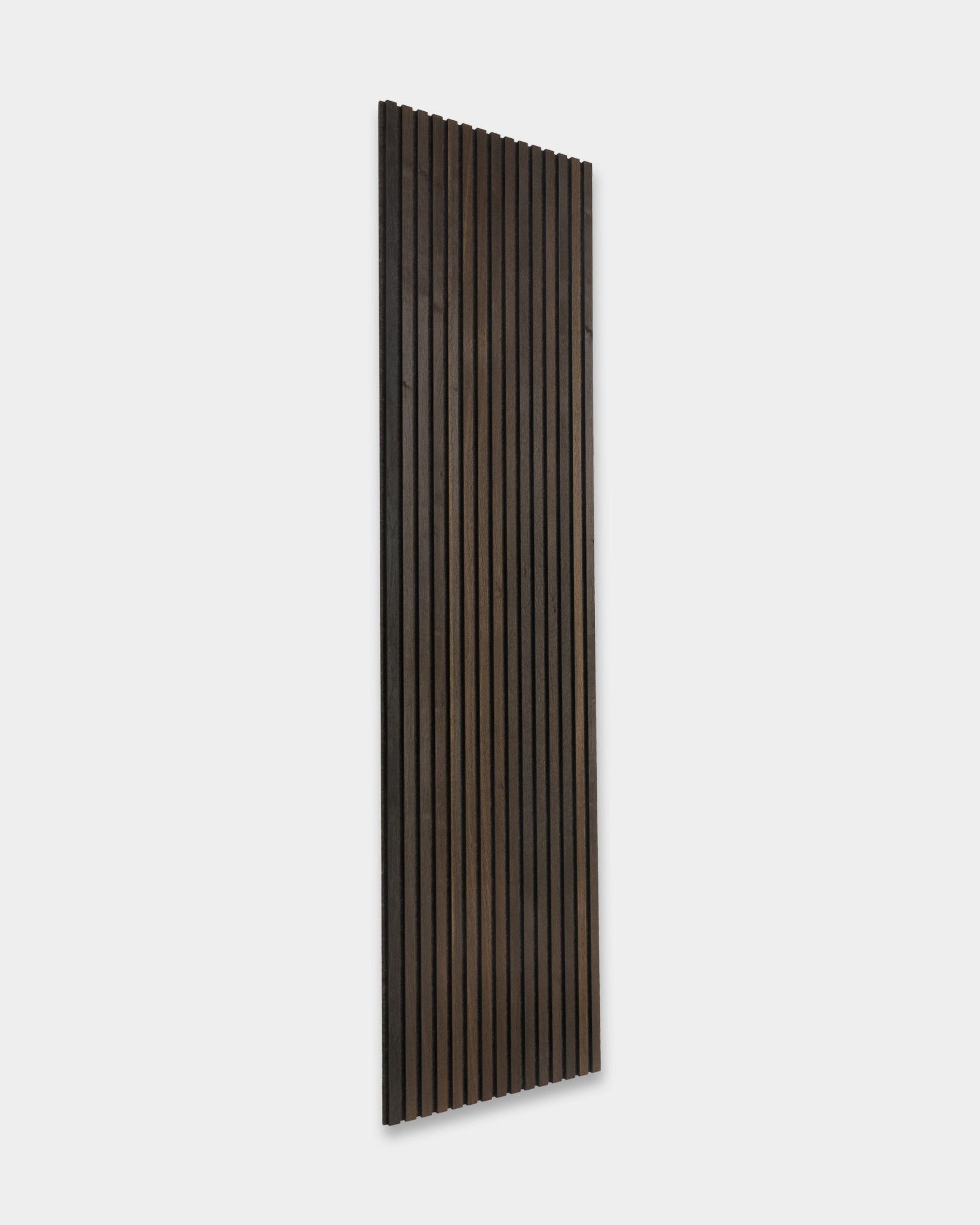 Tonal Akupanel Akustikpaneel von WoodUpp mit vertical smoked oak Lamellen im nordischen Design, 240 x 60 cm, vor hellgrauem Hintergrund.