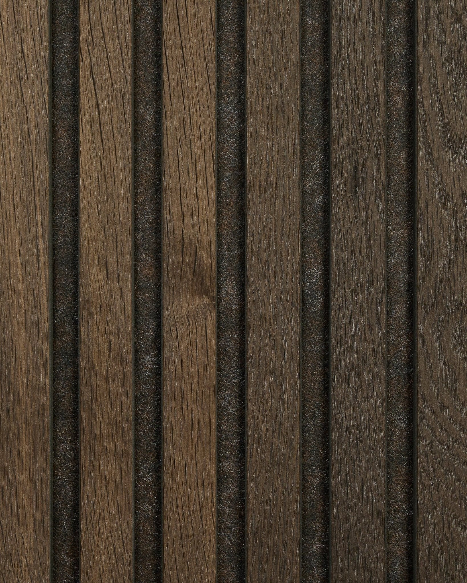 Nahaufnahme eines Akustikholzpaneel-Musters Akupanel in Smoked Oak von WoodUpp, mit natürlicher brown-Maserung, vertical Rillen und gleichmäßig gesetzten dunklen Linien.