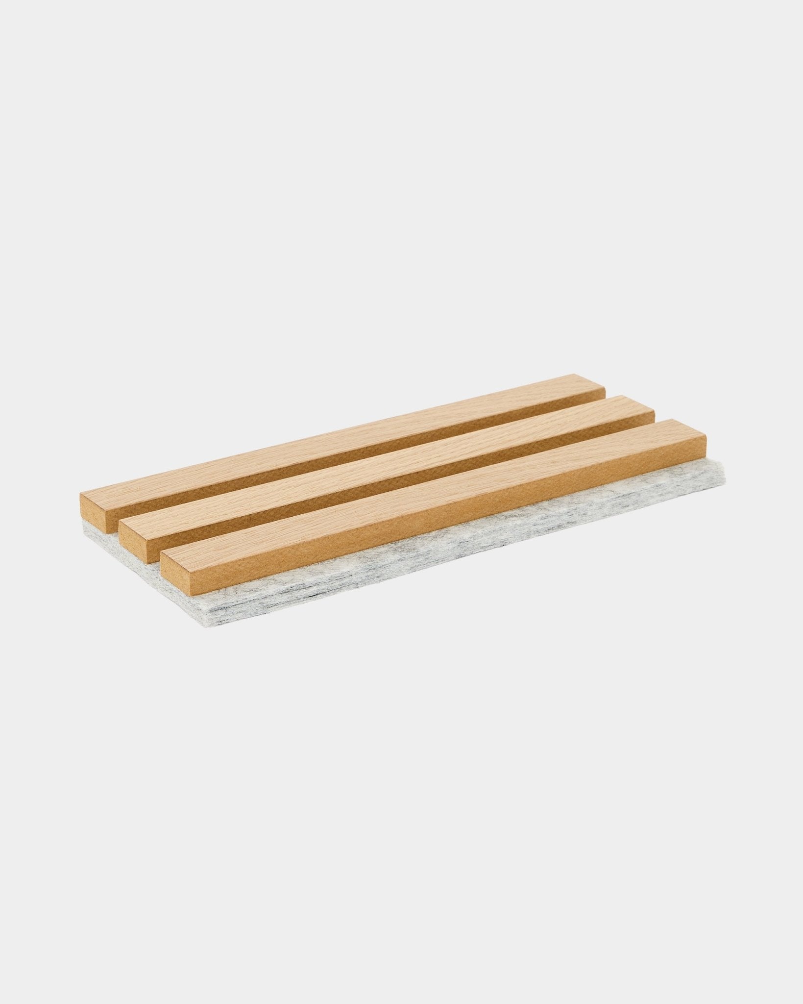 WoodUpp Akupanel Muster-Untersetzer mit klassischen Eichenlamellen und grauer Filzrückseite, entwickelt zum Schutz von Oberflächen und als schönes Beispiel für nordisches Akustikmaterial.