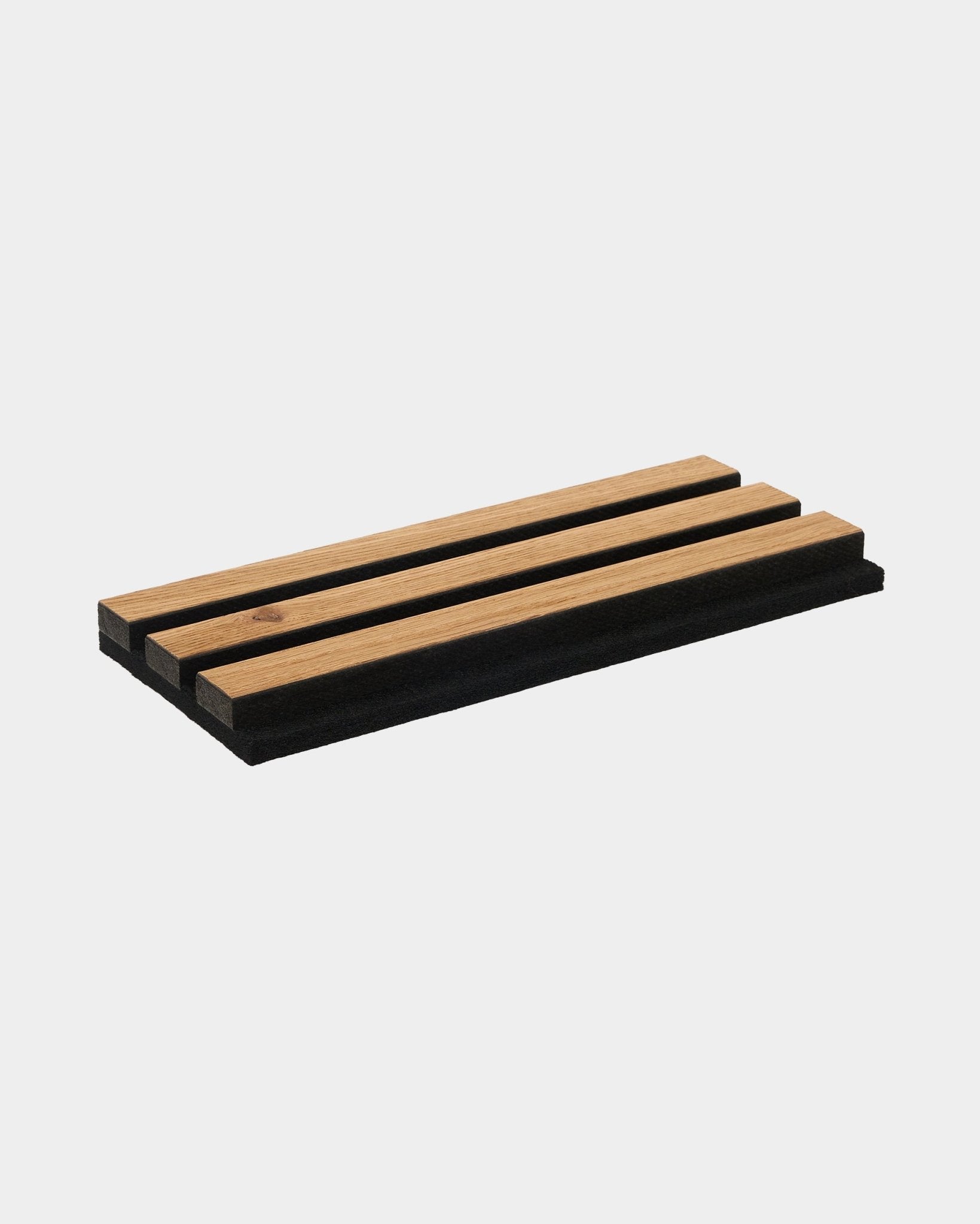 Brown rechteckige Seifenschalenprobe aus Eiche von WoodUpp mit drei Lamellen und einer Basis aus black in minimalistischem nordischem Design aus der CREATE Accessoires-Kollektion.