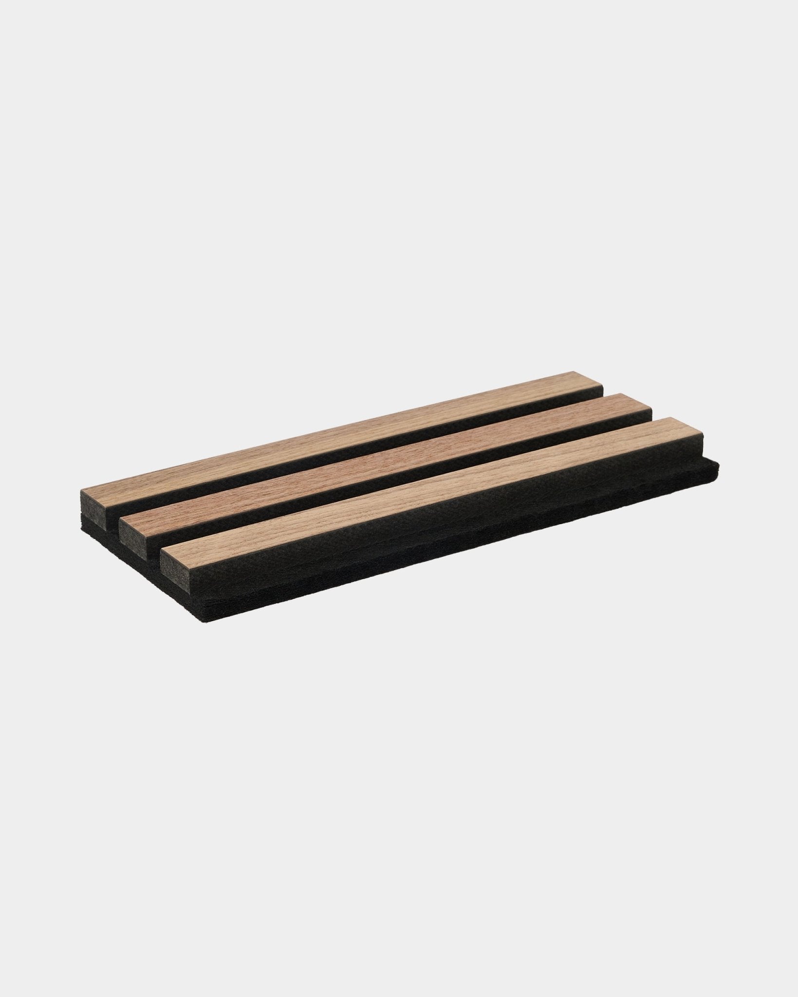 Das WoodUpp Original Sample in Walnut ist ein minimalistisches Tablett-Accessoire aus Holz mit drei integrierten Lichtleisten und black Kanten, das für die Nutzung auf dem Tisch entworfen wurde.