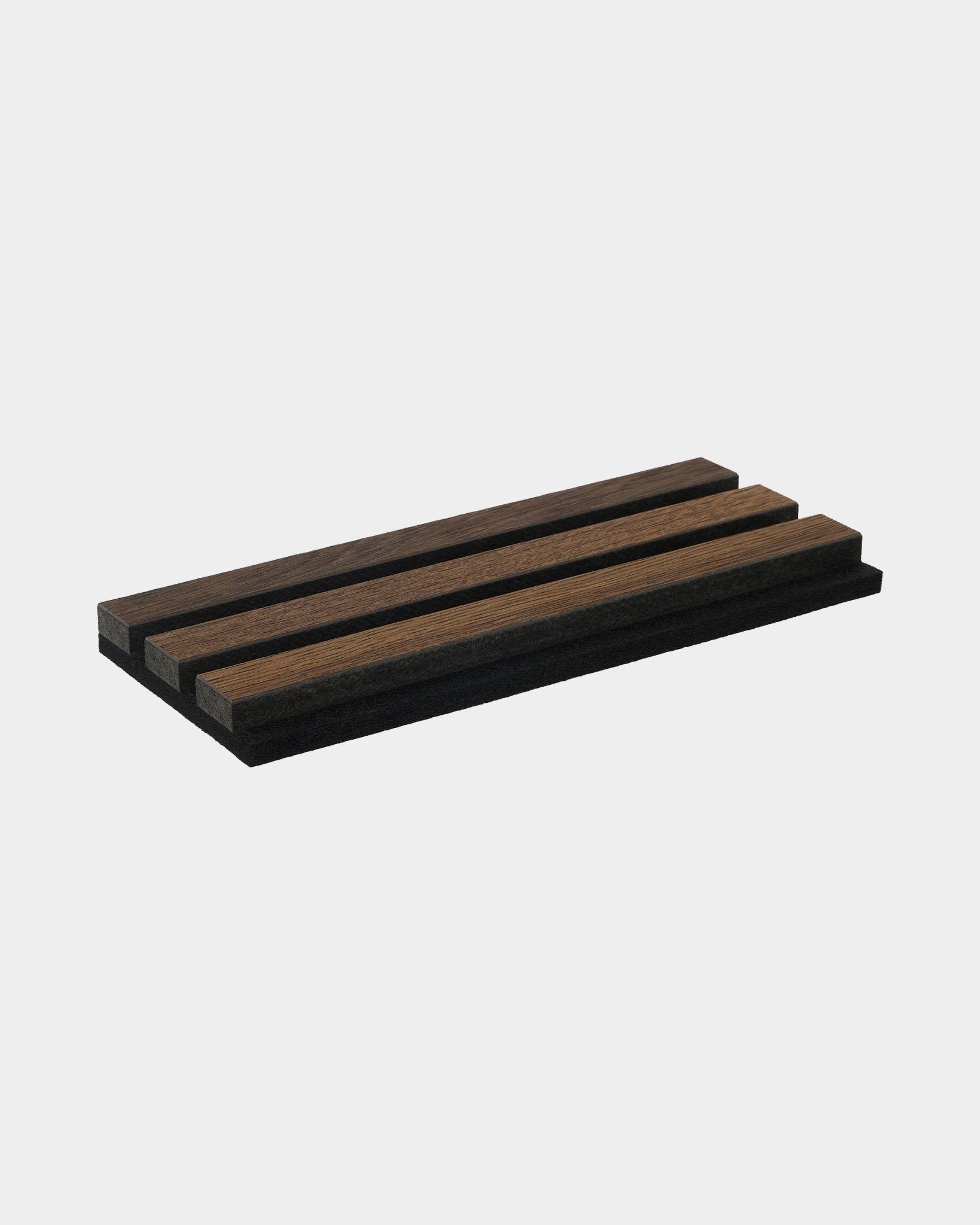 WoodUpp Rustic-Mustertablett in Smoked Oak mit abwechselnd dunklen und mittleren Holzlamellen in brown, gestaltet als Accessoire oder Präsentationsstück.