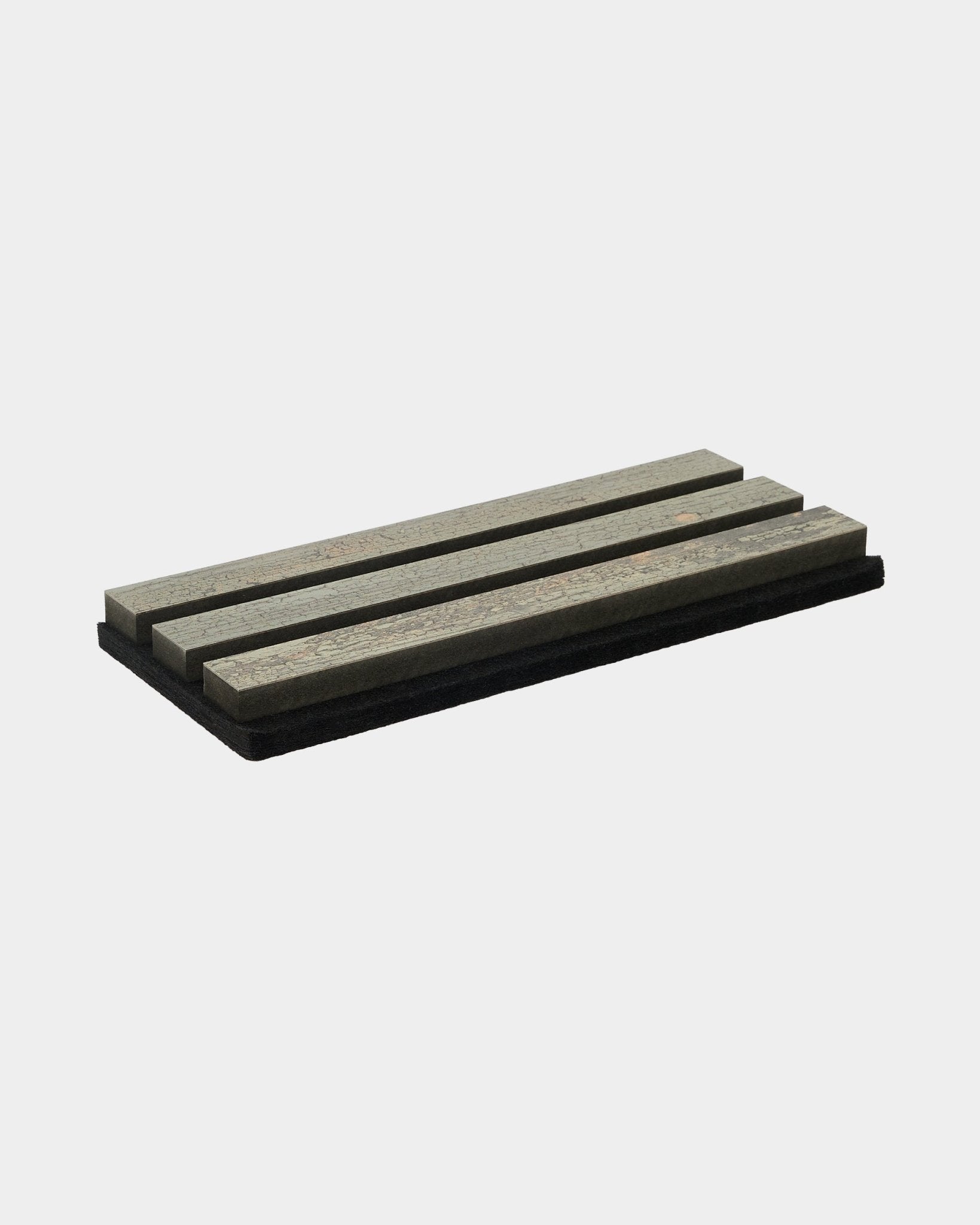 Rechteckige Seifenschale aus Holz in Grey Oxide von WoodUpp, mit drei gerillten Ablaufrillen; Teil der nordisch inspirierten CREATE Accessoires.