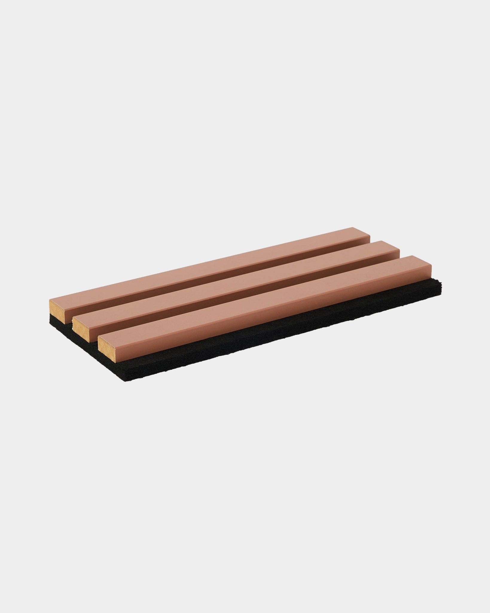 Die Hue | Sample / Clay Musterleiste von WoodUpp zeigt drei brown Holzlamellen auf einer black Basis, vor weißem Hintergrund. Nordisches Akustikholz-Accessoire.